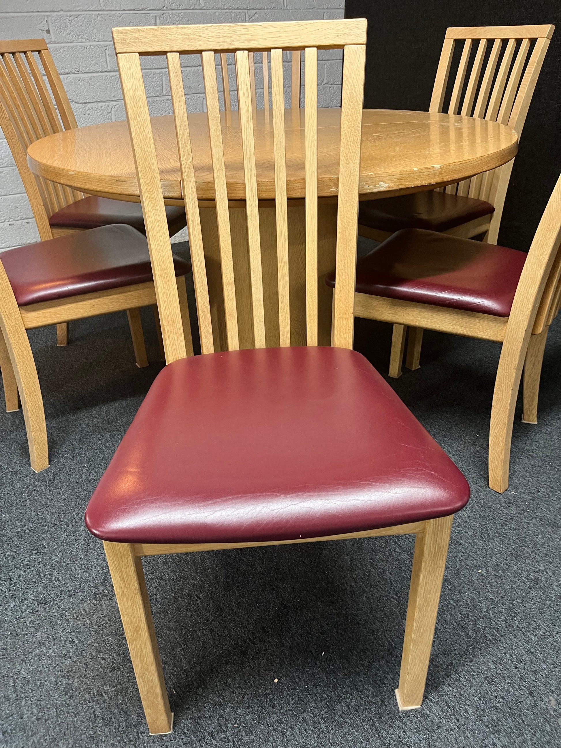 Extendable oak dining table (120 cm diameter unextended - 140 cm each side extended) with 6 matching oak dining chairs with red leather seats (made in denmark by Scovby) 3225