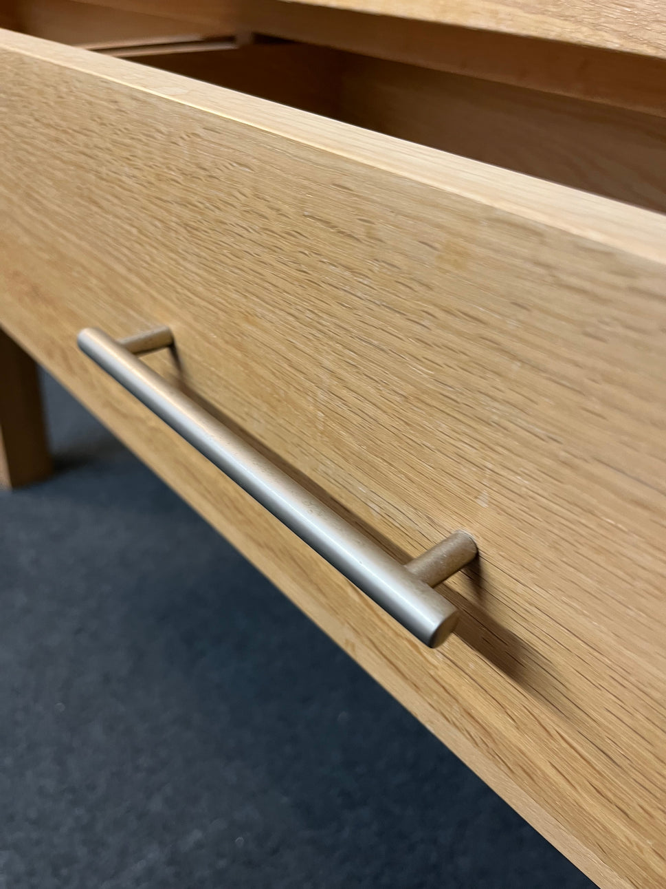 Large solid oak tall 2 drawer console table with glass top (H 79 x W 140 x D 47 cm) 1425