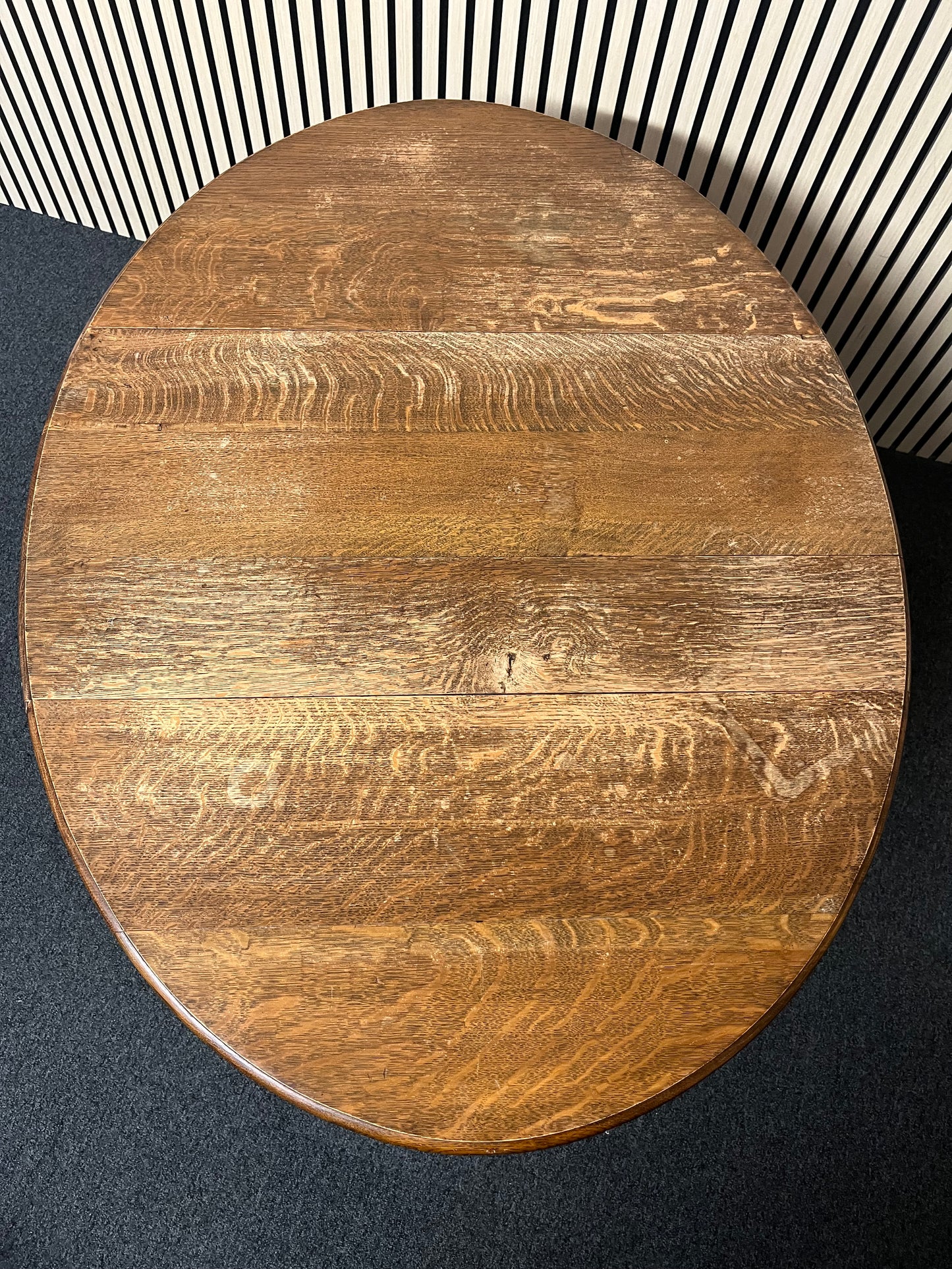 English oak ornate drop leaf dining table, barley twist legs (H 75 x W 120 x D 85 cm) 2325