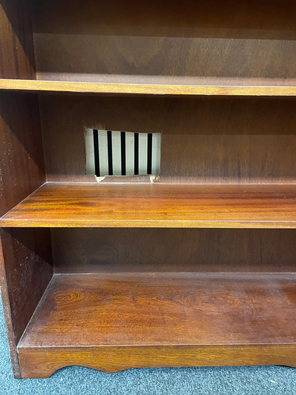 Tall rossmore mahogany open bookcase with ornate detail and adjustable shelves (H 183 x W 92 x D 31 cm) 2425