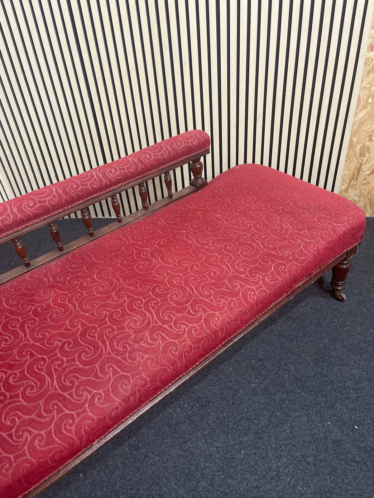Wine fabric chaise longue with mahogany frame   44365