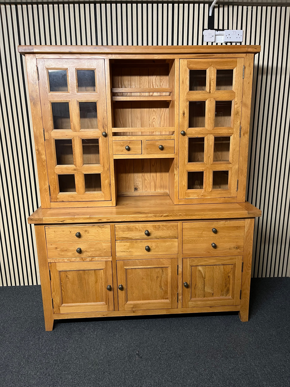 Tall solid oak kitchen dresser with glass doors and drawers, in 2 sections (H 200 x W 160 x D 60 cm) 2325