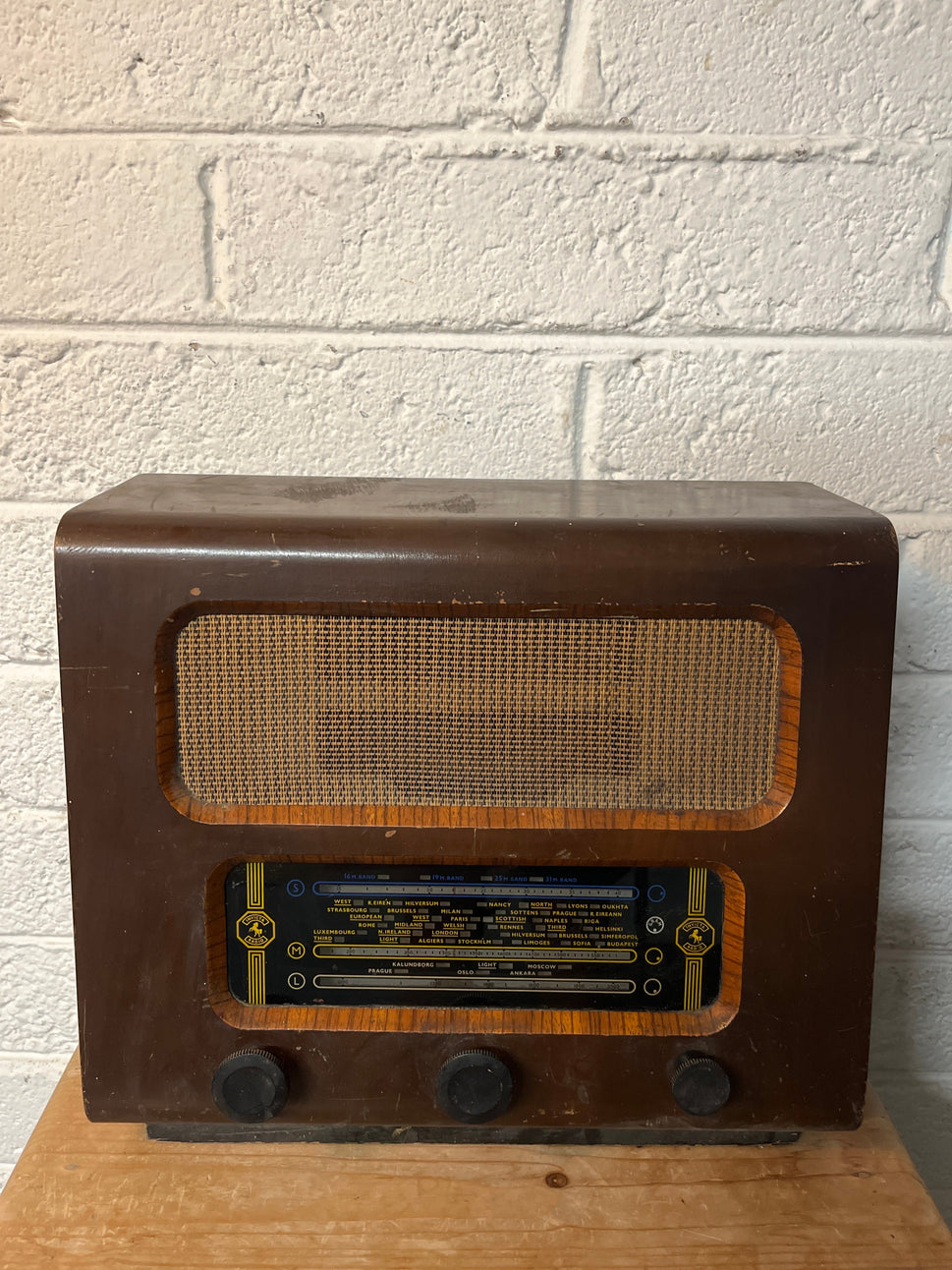 Small antique mahogany framed radio 5525
