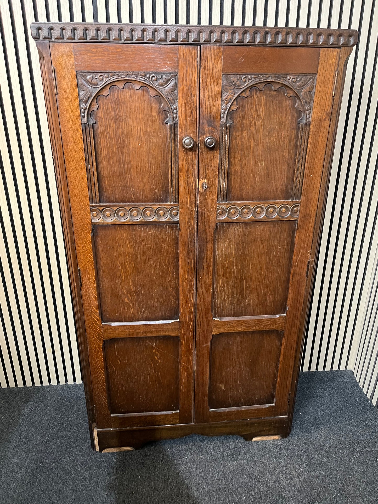 English oak stained ornate 2 door gentlemans wardrobe (H 151 x W 86 x D 41 cm) 3126
