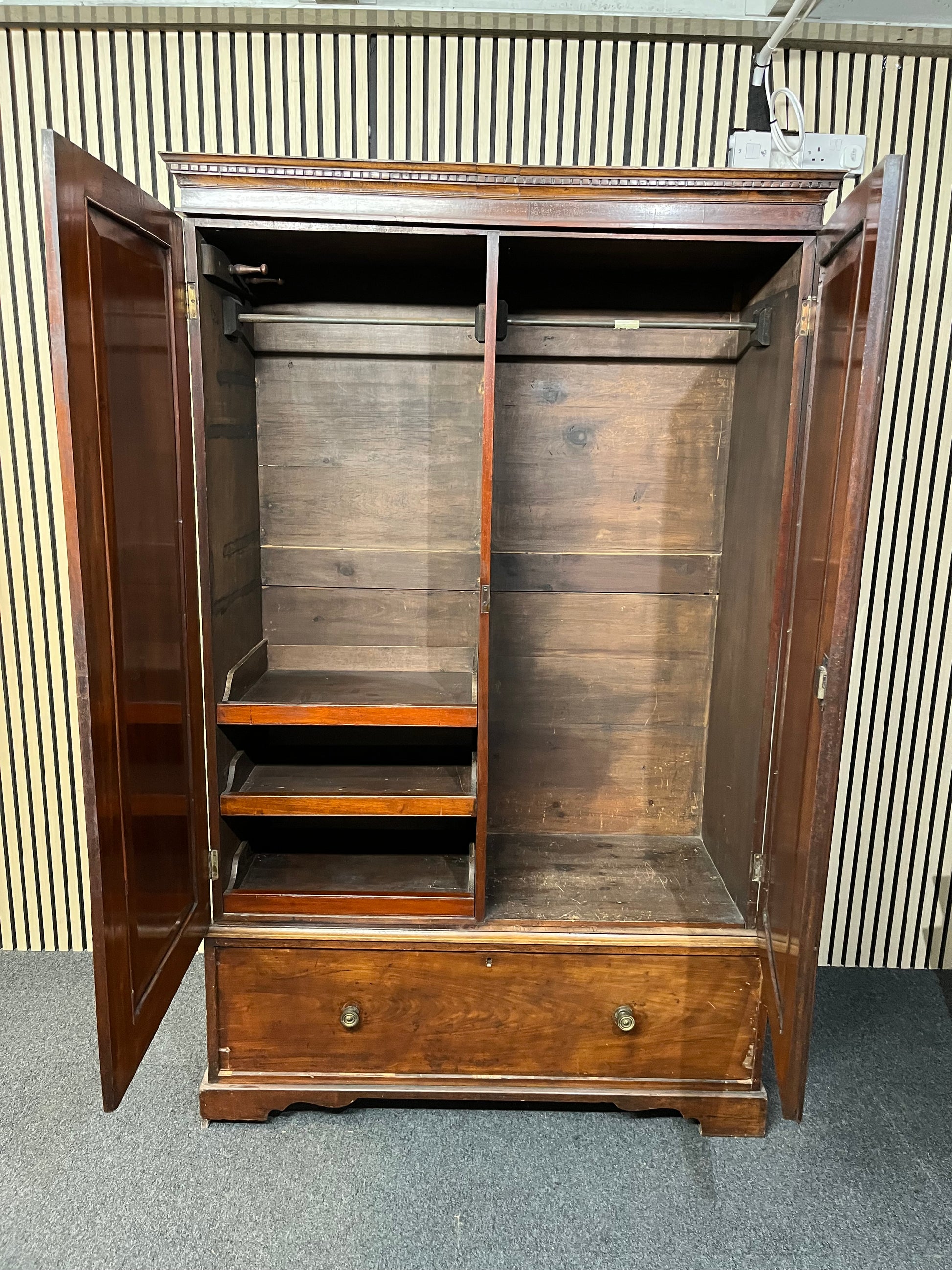 Antique mahogany tall 2 door 1 drawer gentlemans wardrobe with internal drawers and hanging rail (H 200 x W 123 x D 48 cm) 2425