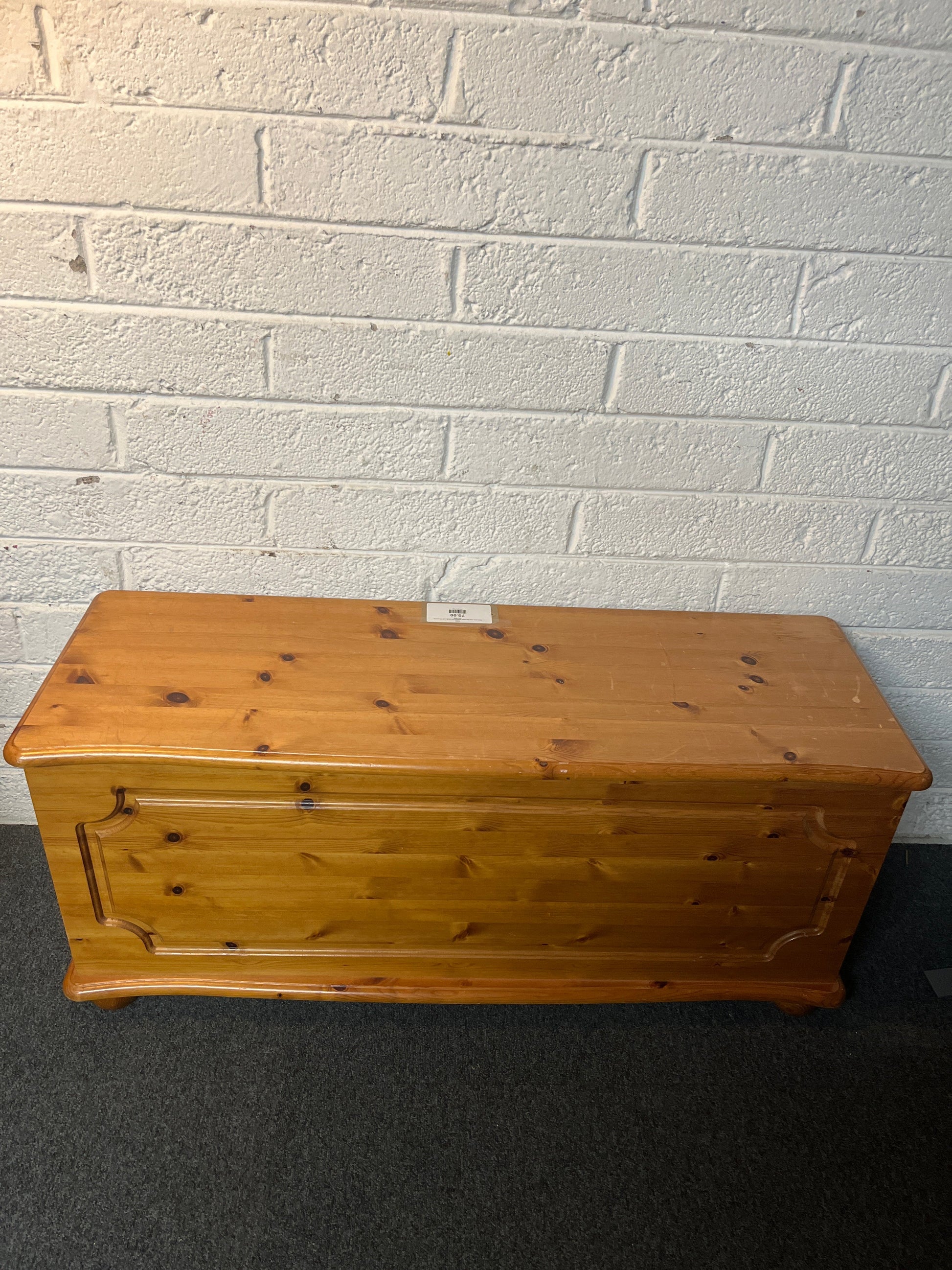 Solid pine slim top open blanket box (H 52 x W 117 x D 55 cm) 2225
