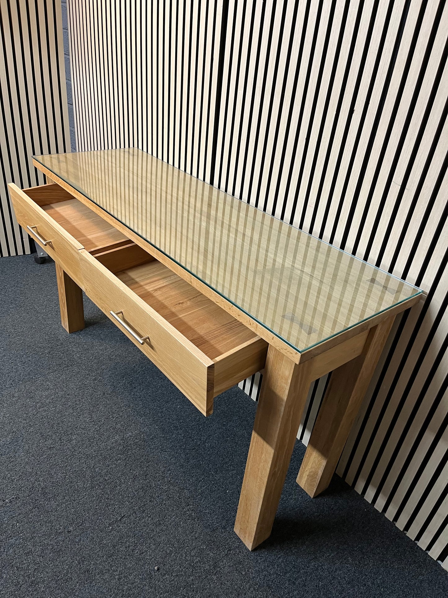 Large solid oak tall 2 drawer console table with glass top (H 79 x W 140 x D 47 cm) 1425