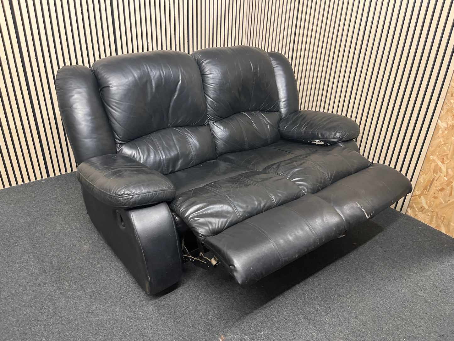 Black leather two-seater recliner sofa 44016