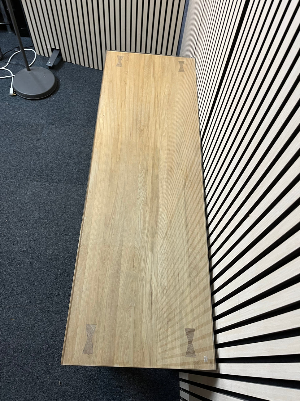 Large solid oak tall 2 drawer console table with glass top (H 79 x W 140 x D 47 cm) 1425