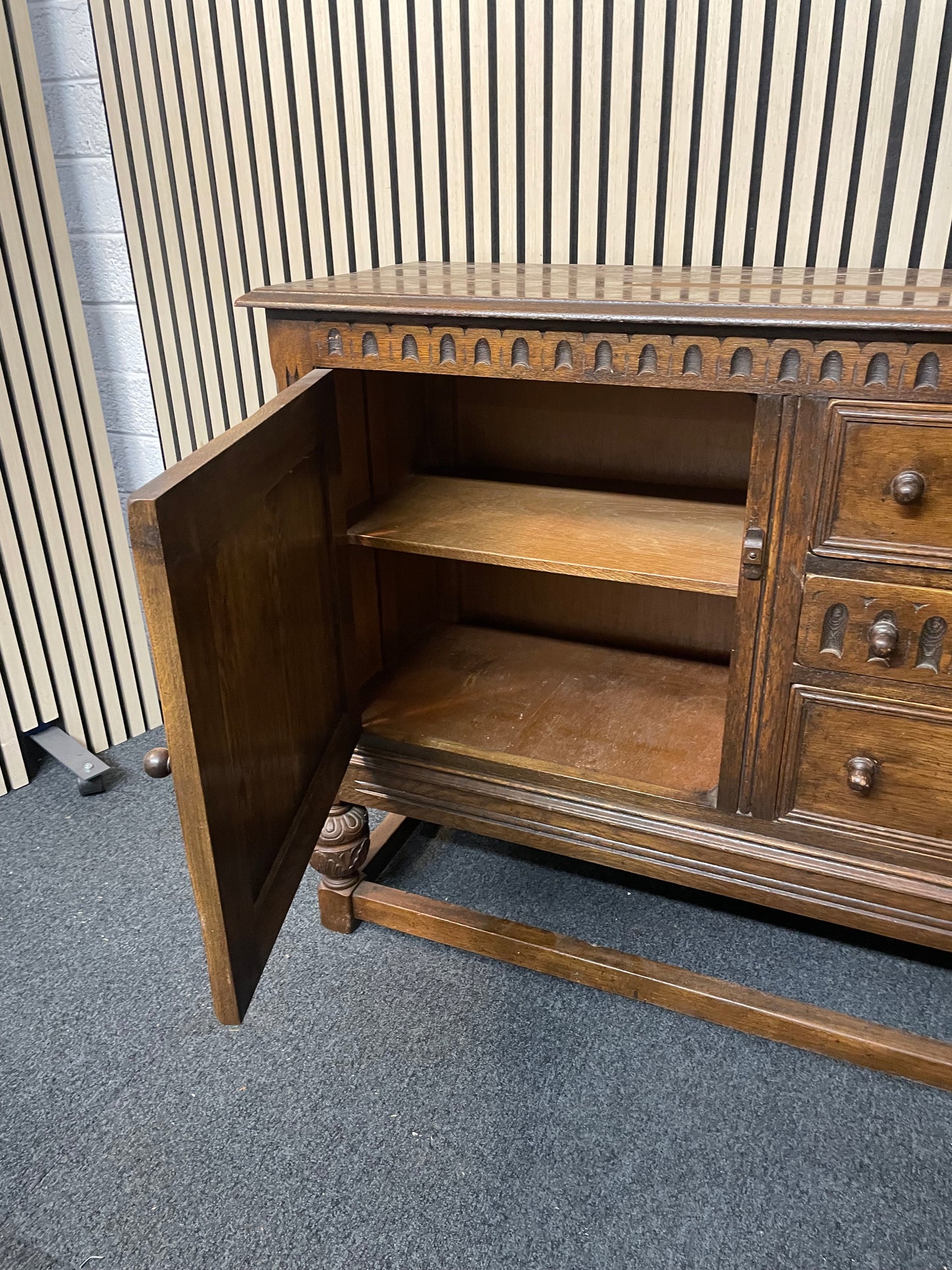 Solid english oak stained 2 door 3 drawer sideboard with ornate detail (H 90 x W 165 x D 43 cm) 2425