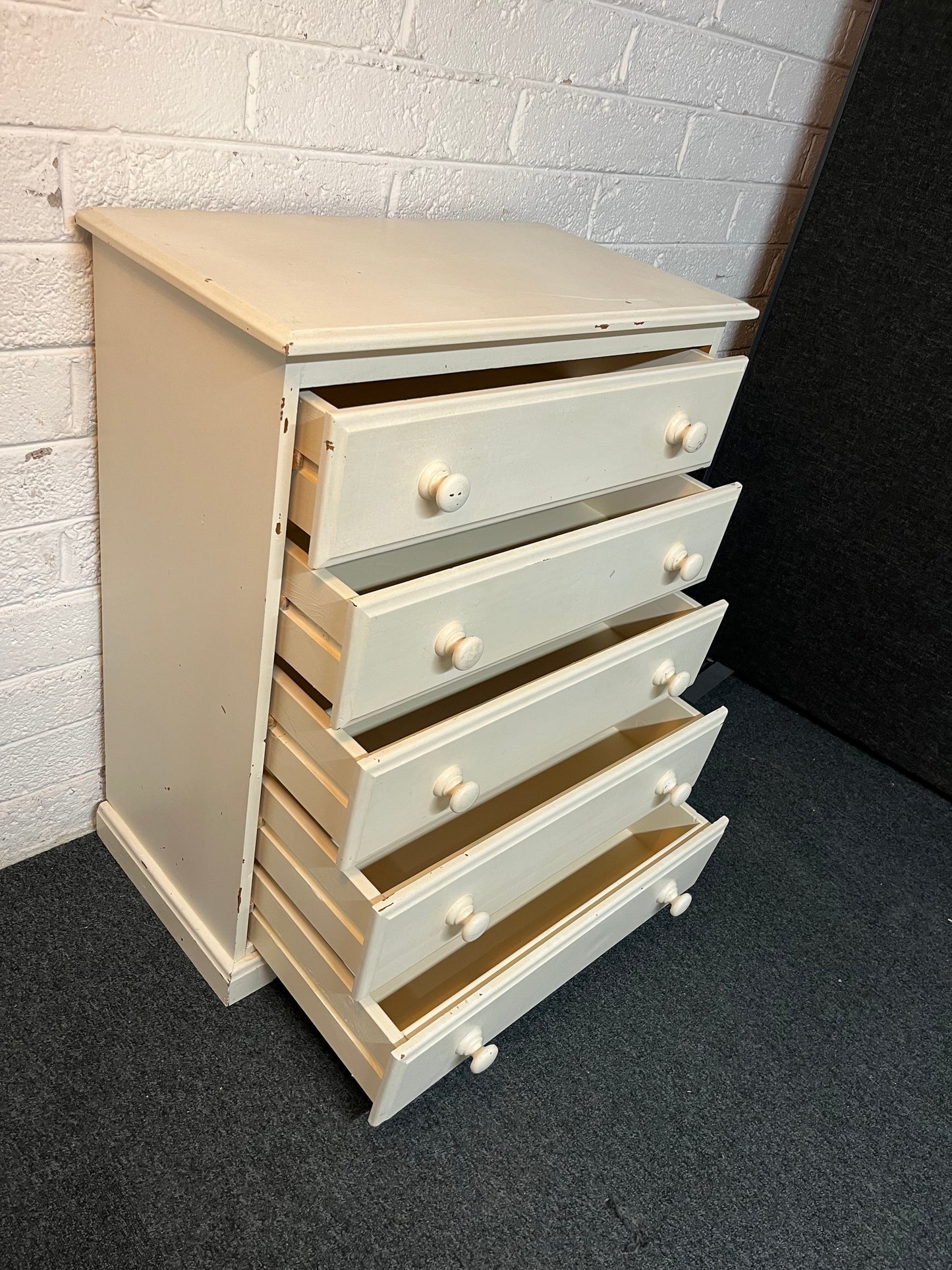 Tall solid pine white painted 5 drawer chest (H 96 x W 79 x D 42 cm) 2225