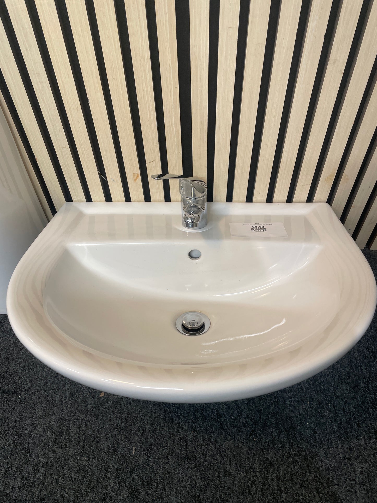 Porcelain sink with pedestal and taps 3126