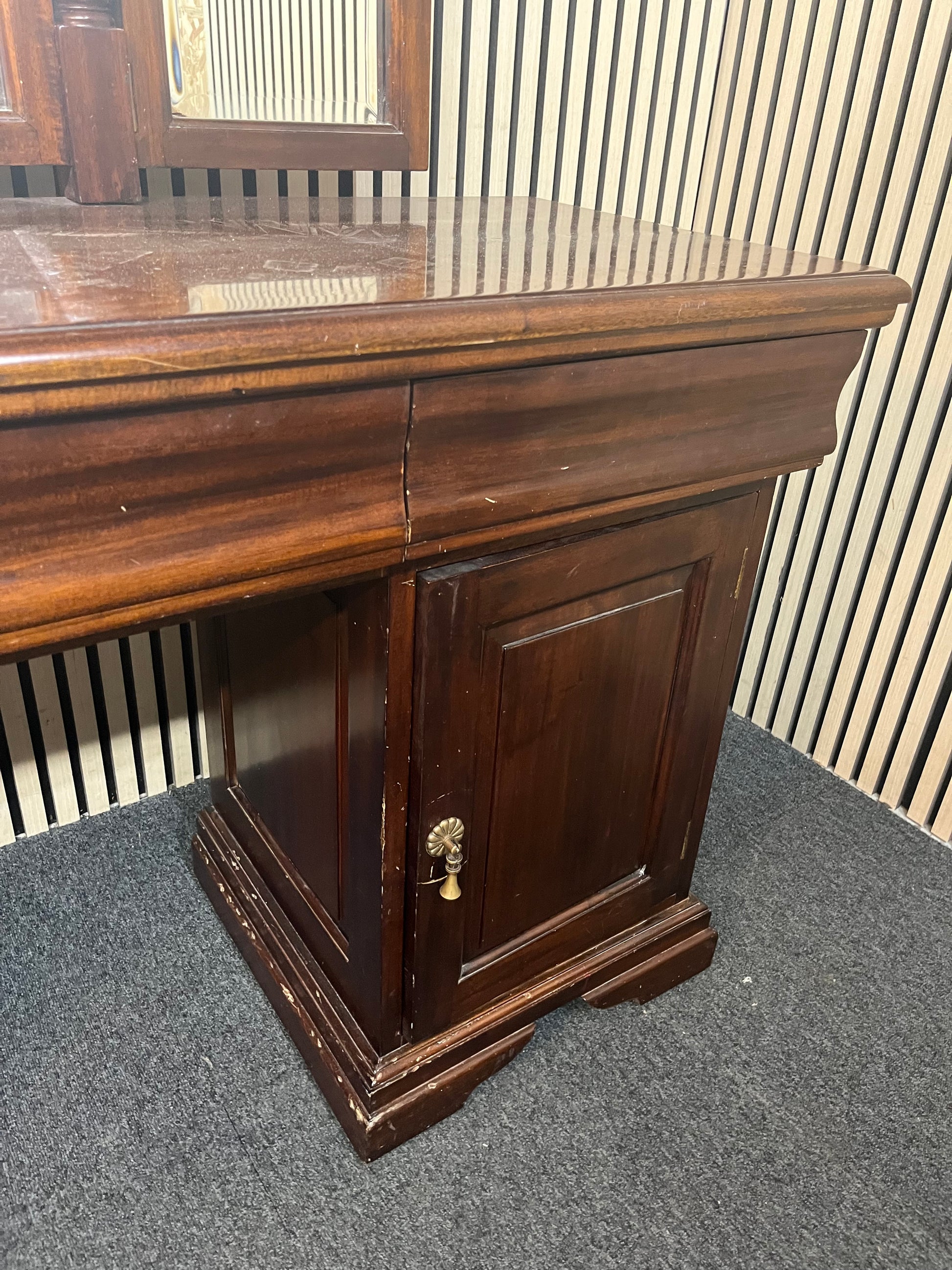 Large ornate solid mahogany dressing table (H 76 x W 137 x D 77 cm) 43827D