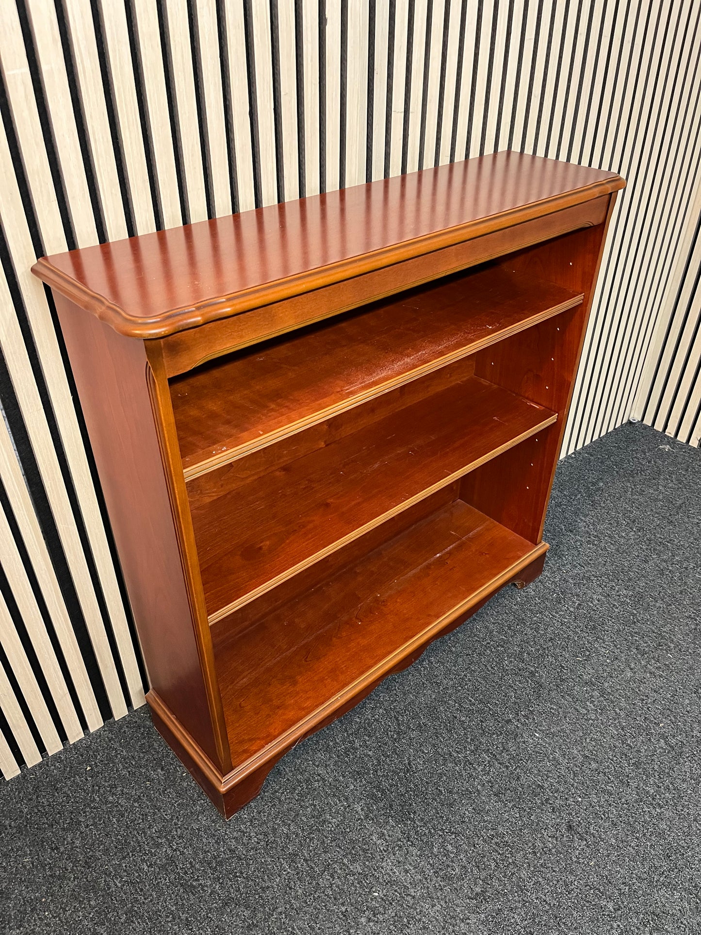 Low mahogany bookcase (H 93 x W 90 x D 26 cm) 1126