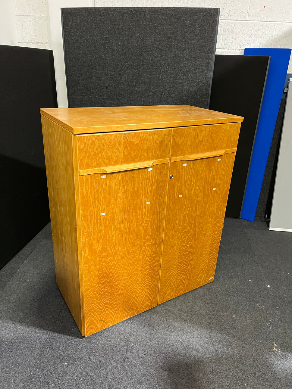 Solid oak 2 door storage unit (H 120 x W 100 x D 53 cm)