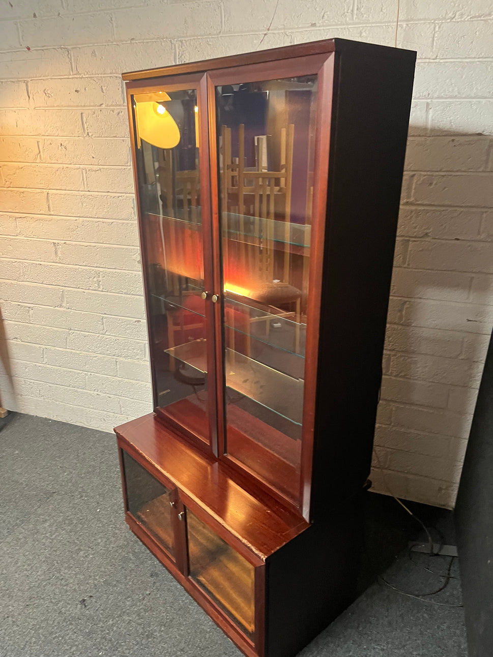 Tall rosewood stained 2 glass door display unit (H 170 x W 83 x D 29 cm) 2225