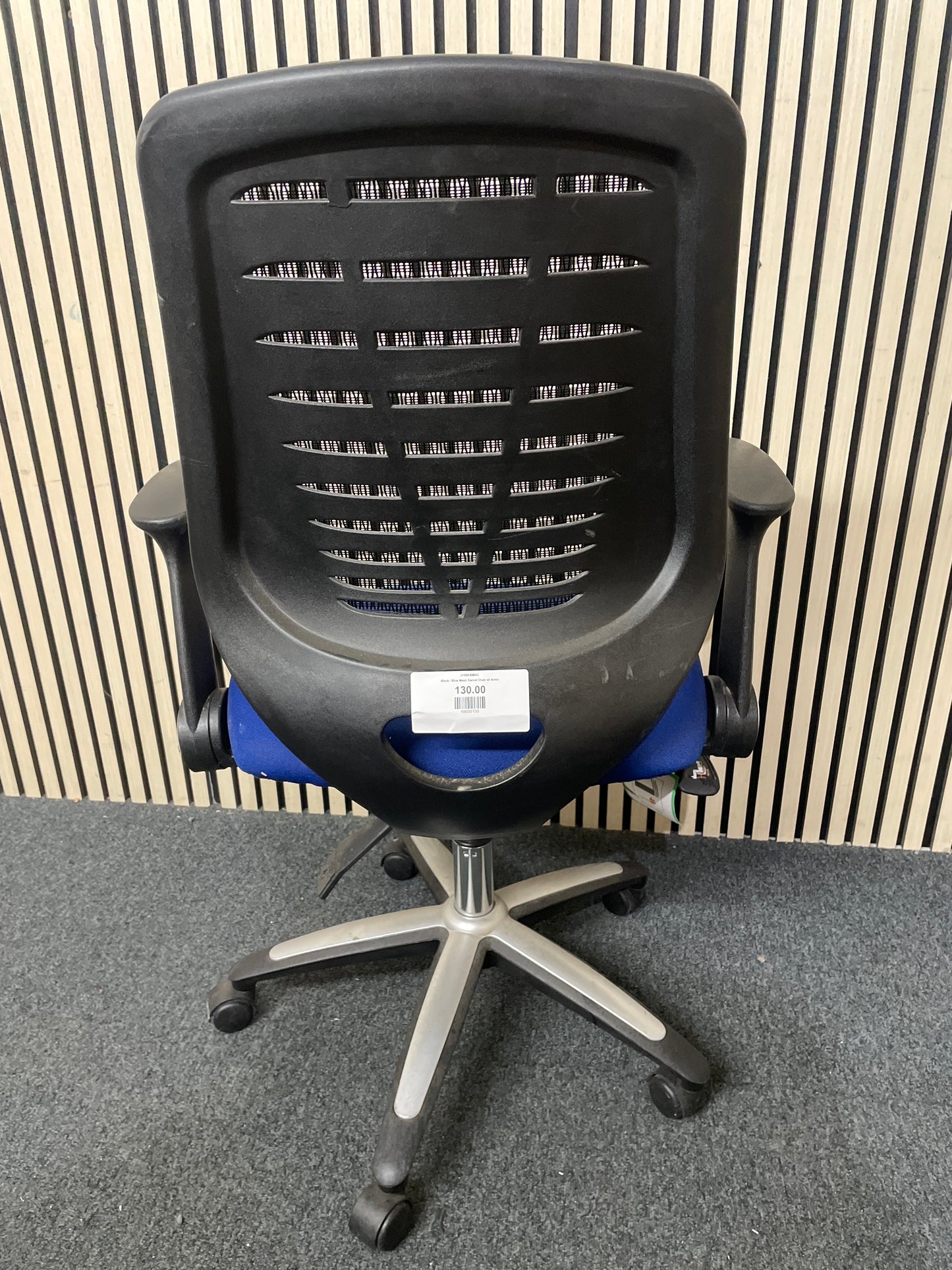 Black / Blue Mesh Swivel Chair w/ Arms