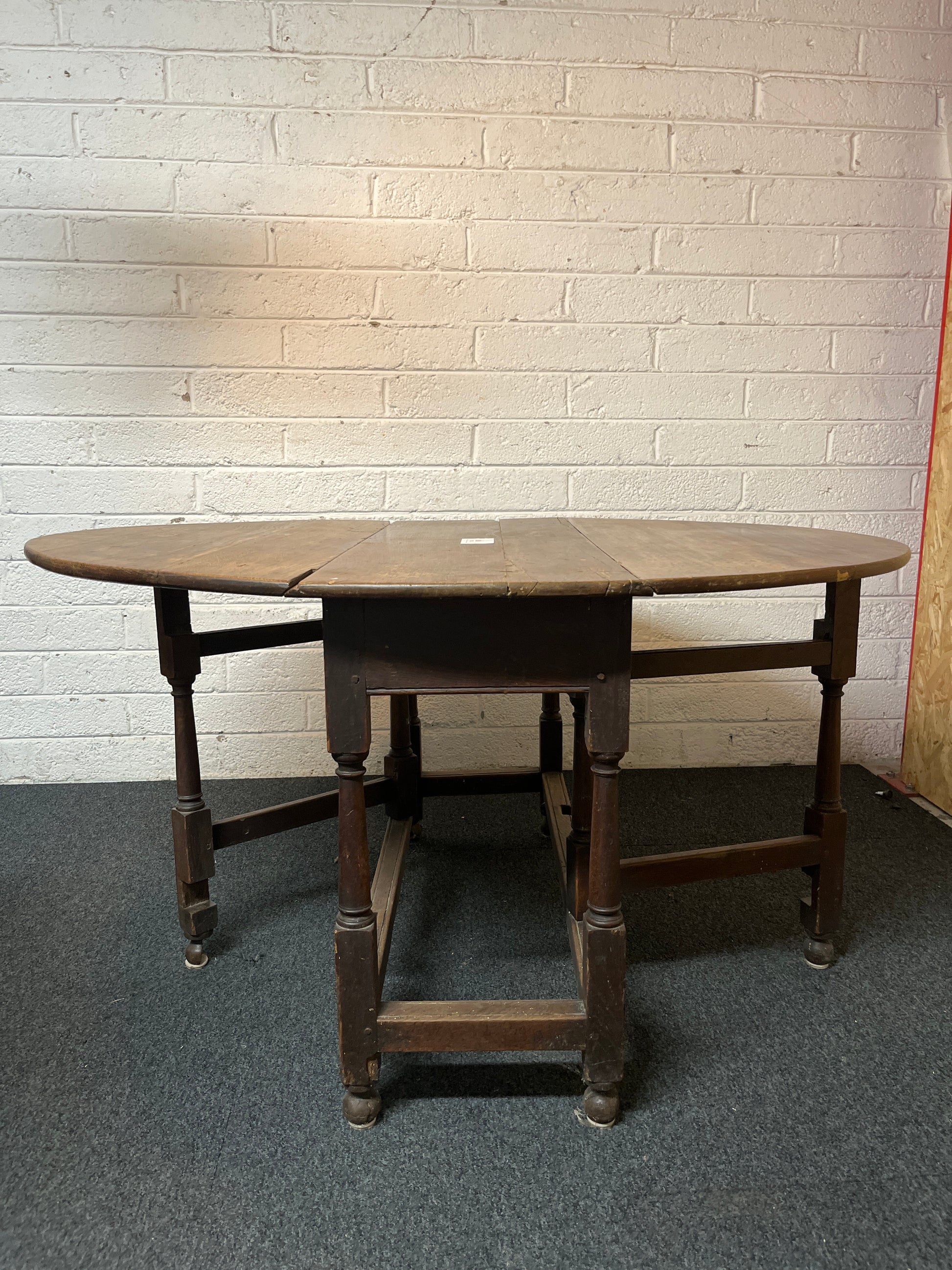 Stained oak drop leaf table (H 70 x W 140 x D 116 cm) 1325