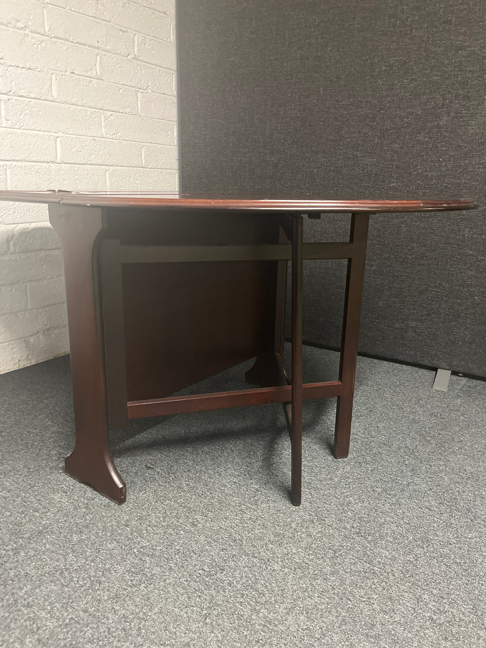 Drop leaf mahogany dining table 3125