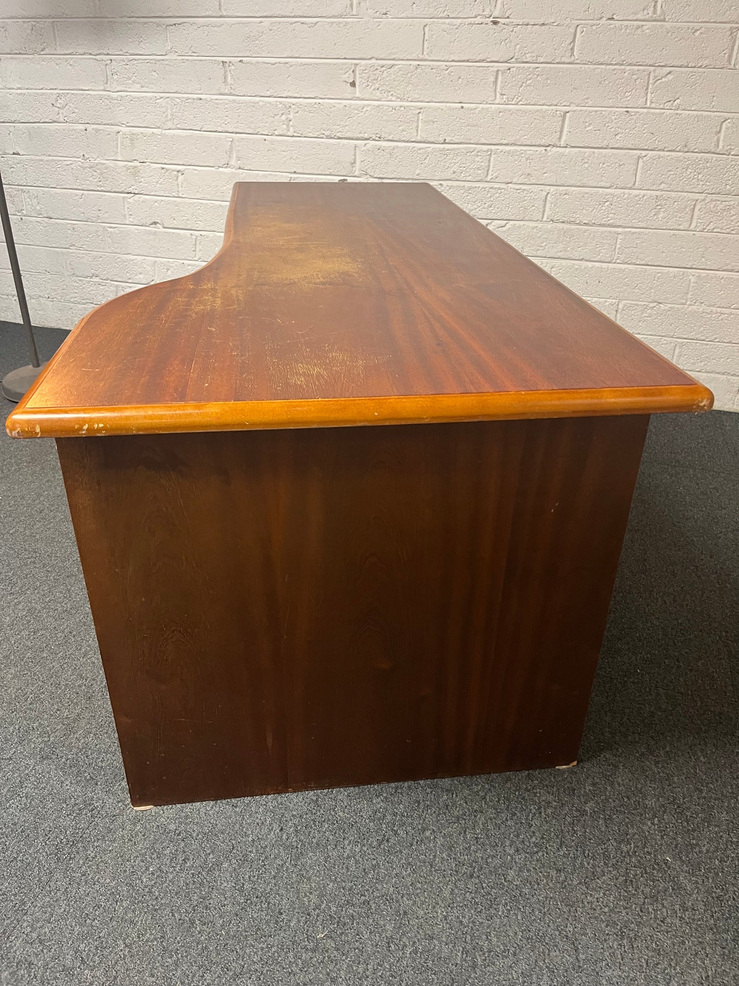 Cherry right hand wave panel desk (H 72 x W 170 x D 80 cm) 1325