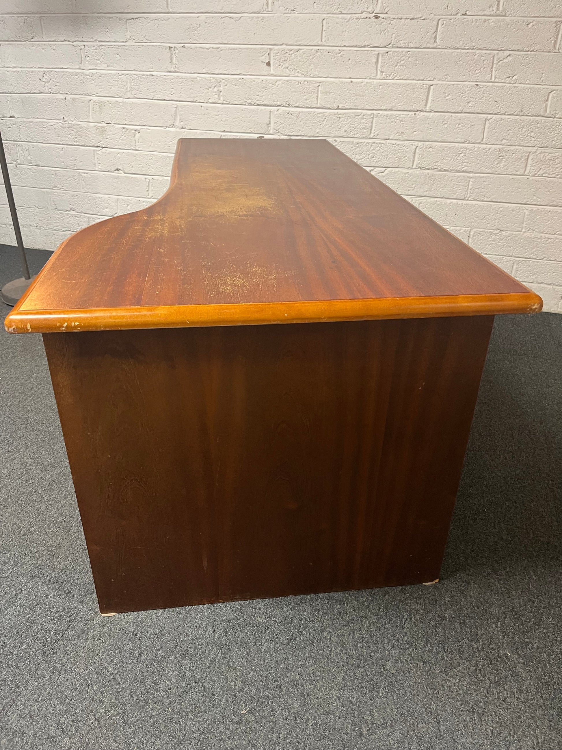 Cherry right hand wave panel desk (H 72 x W 170 x D 80 cm) 1325
