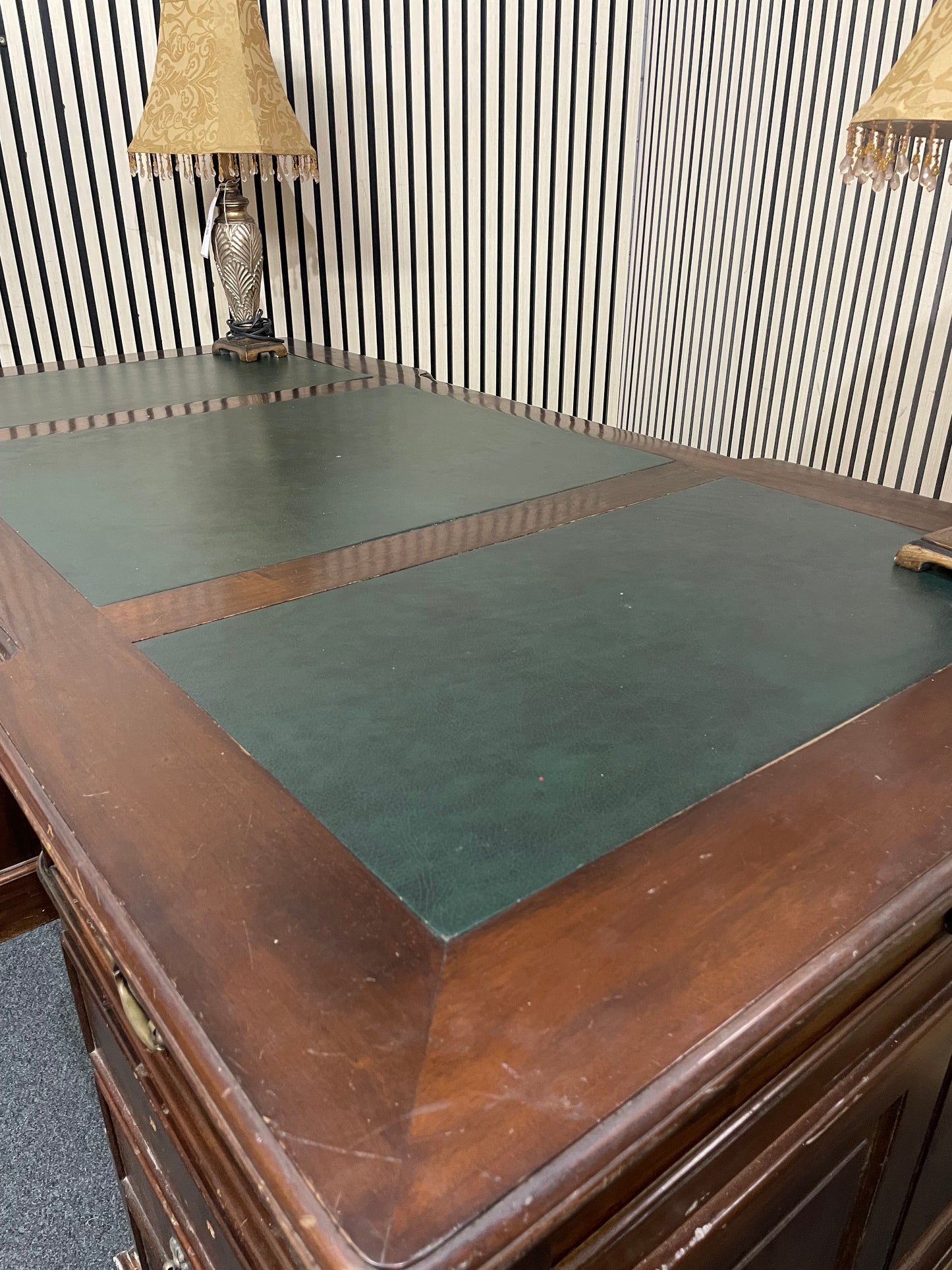 Solid Mahogany framed, green leather top partners desk with drawers (H 80 x W 180 x D 98 cm) 3126