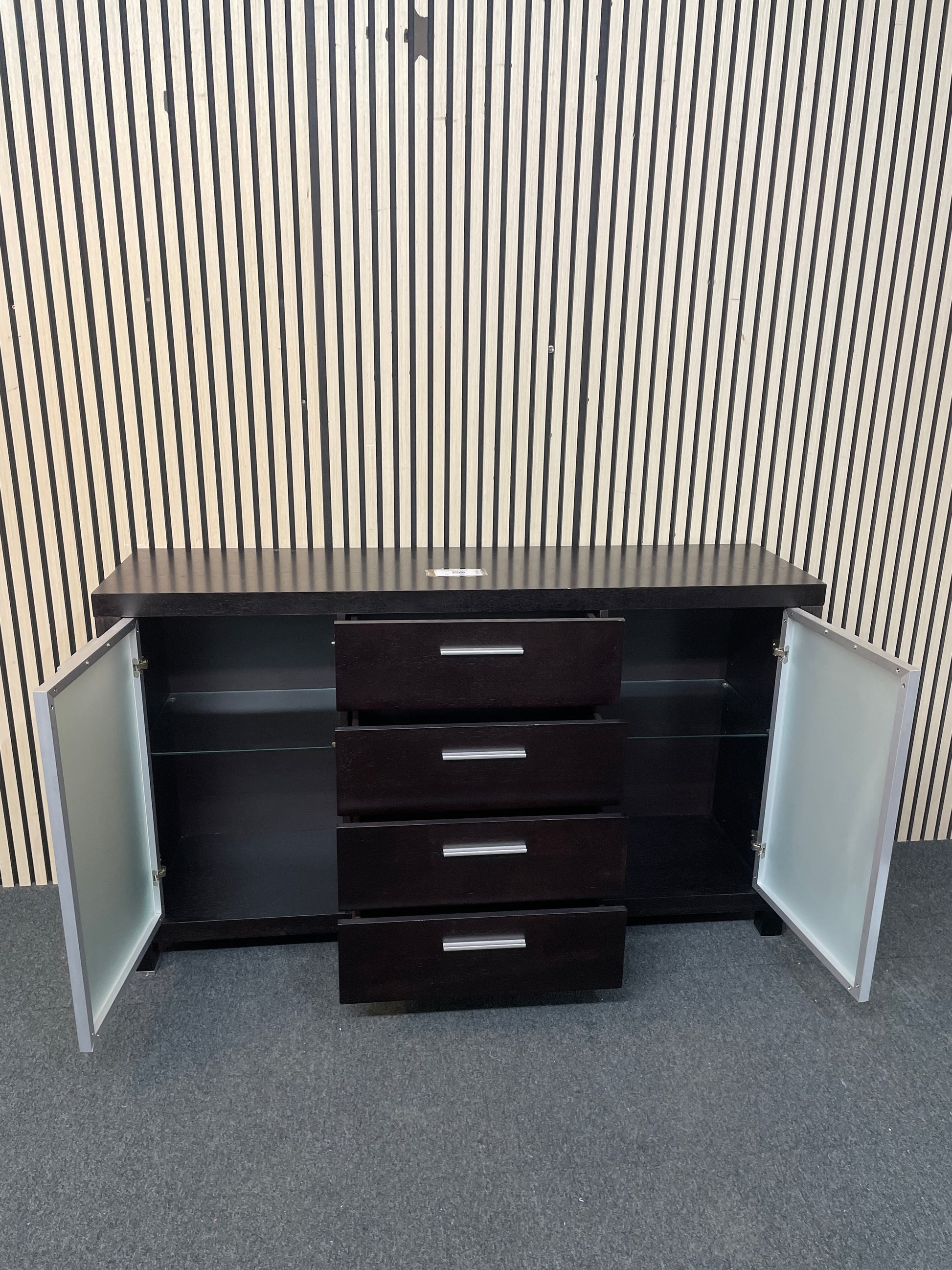 Solid dark wood stained 2 glass door 4 drawer sideboard (H 82 x W 150 x D 39 cm) 3126