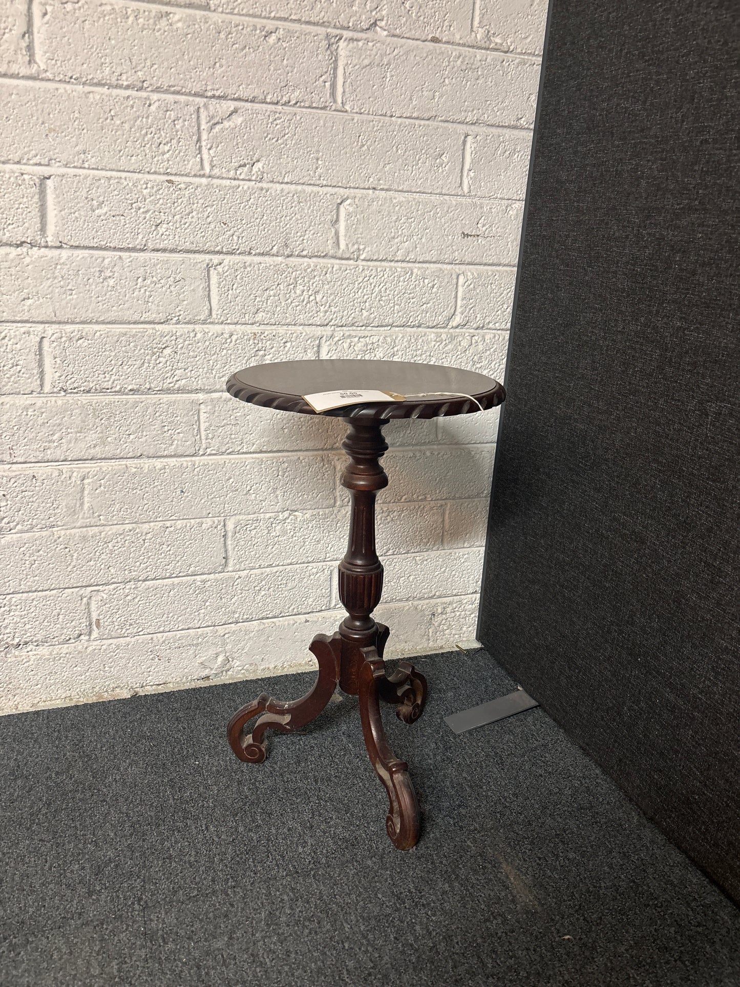Circular mahogany lamp table, central leg 3225
