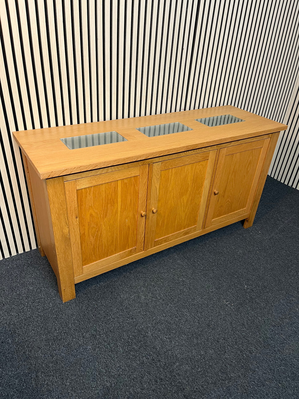 Solid oak large 3 door sideboard with protective glass top (H 78 x W 150 x D 50 cm) 1425