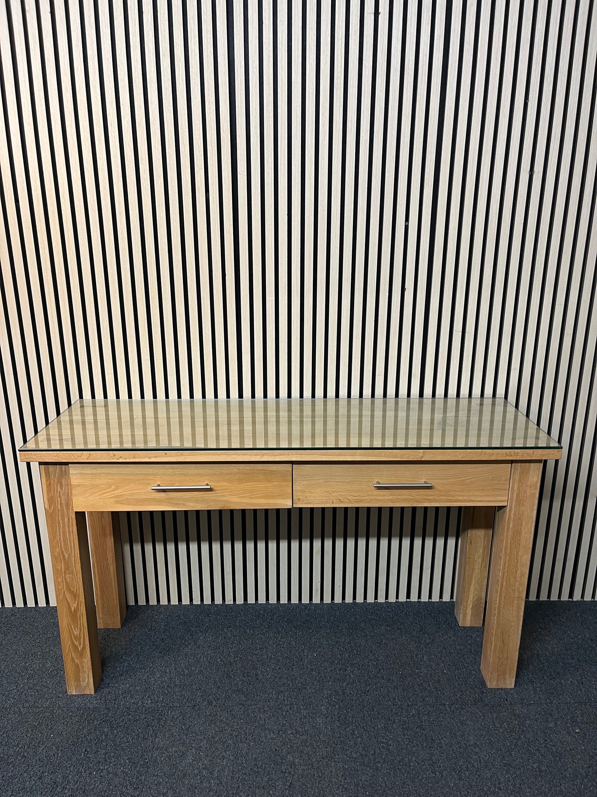 Large solid oak tall 2 drawer console table with glass top (H 79 x W 140 x D 47 cm) 1425