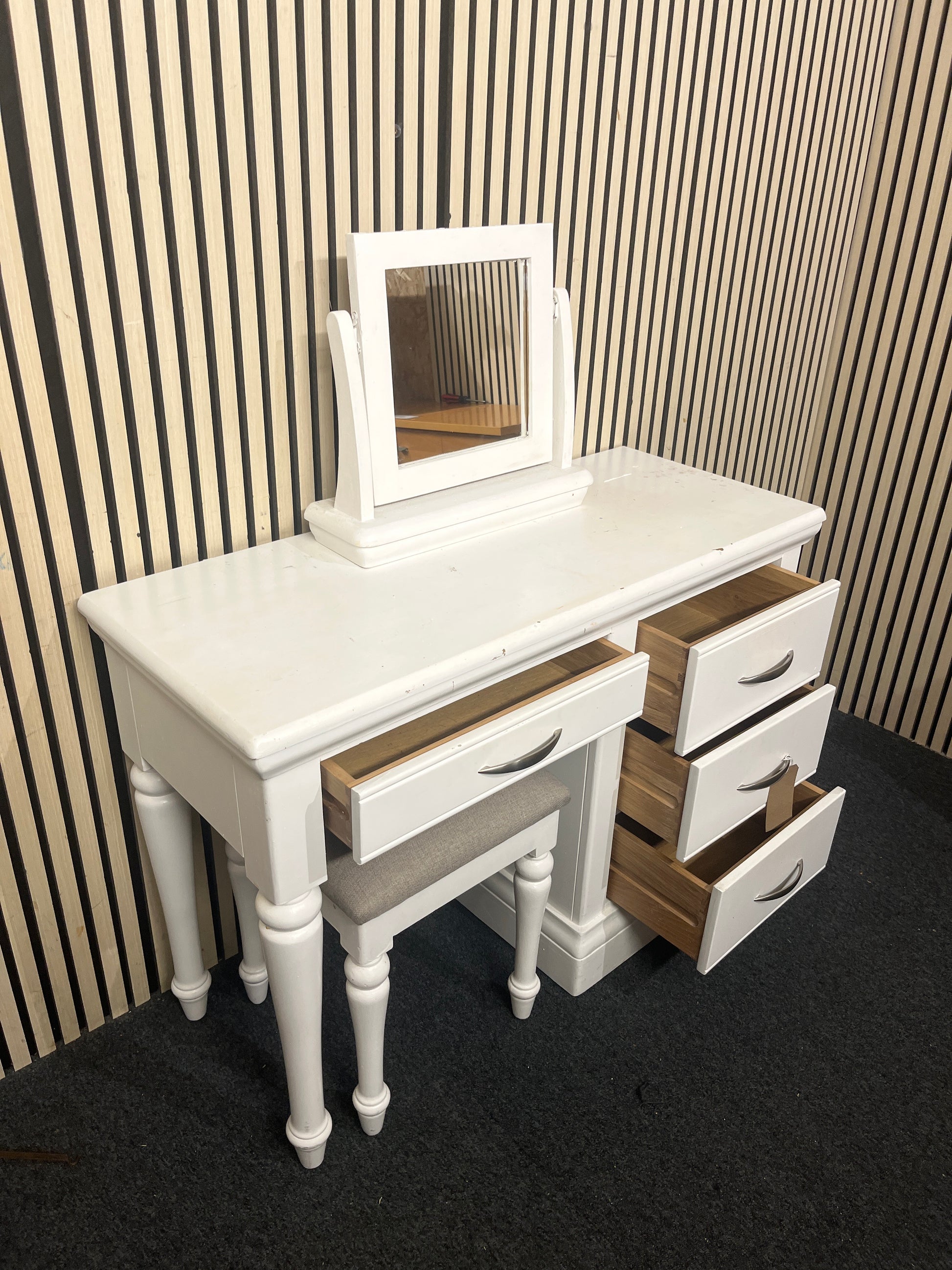 Four-drawer wooden vanity with matching stool and swivel mirror. (H 80 x W 102 x D 45 cm)  44149