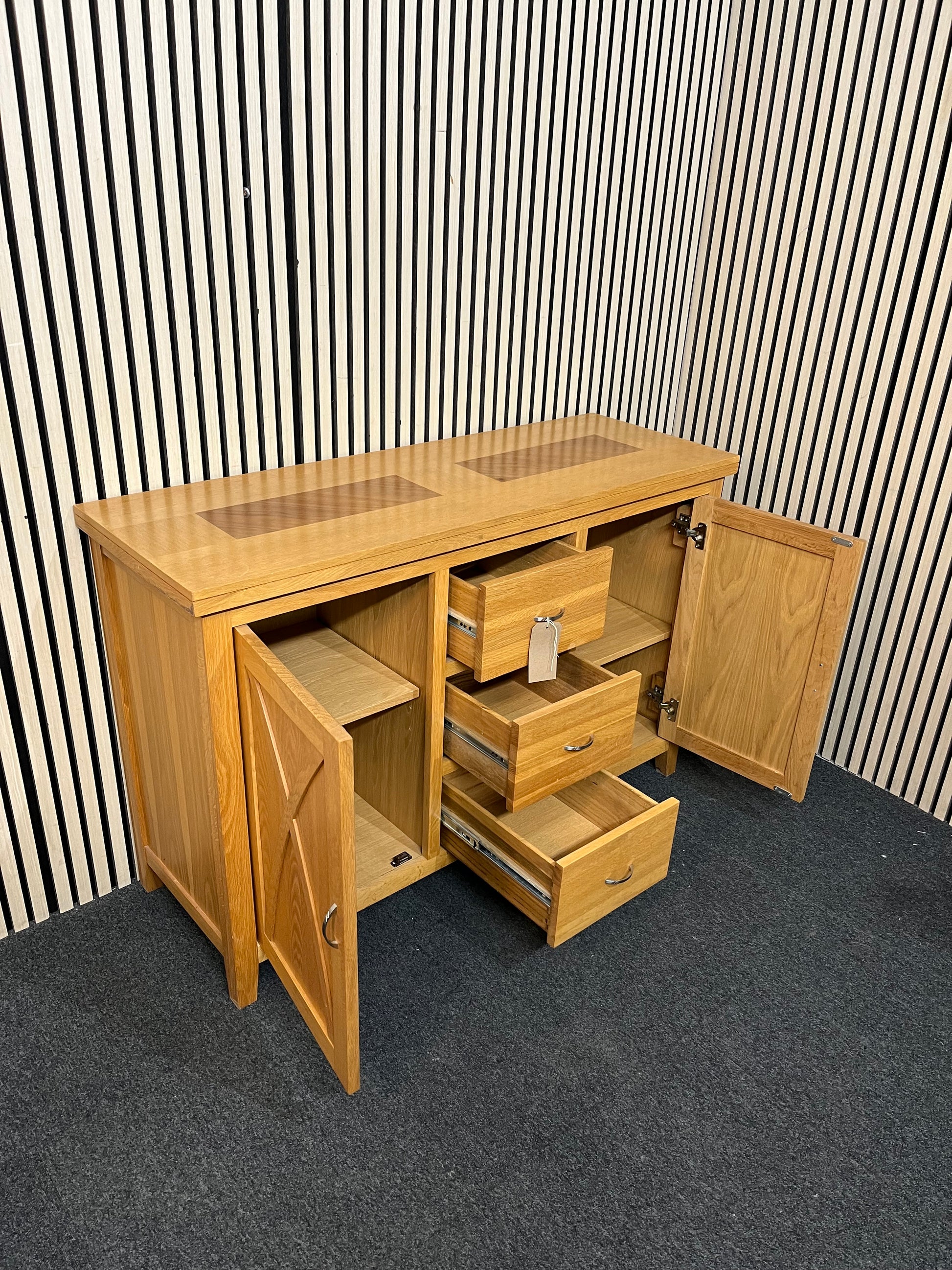 solid oak two-door three-drawer sideboard (H 85 x W 130 x D 45 cm) 3126