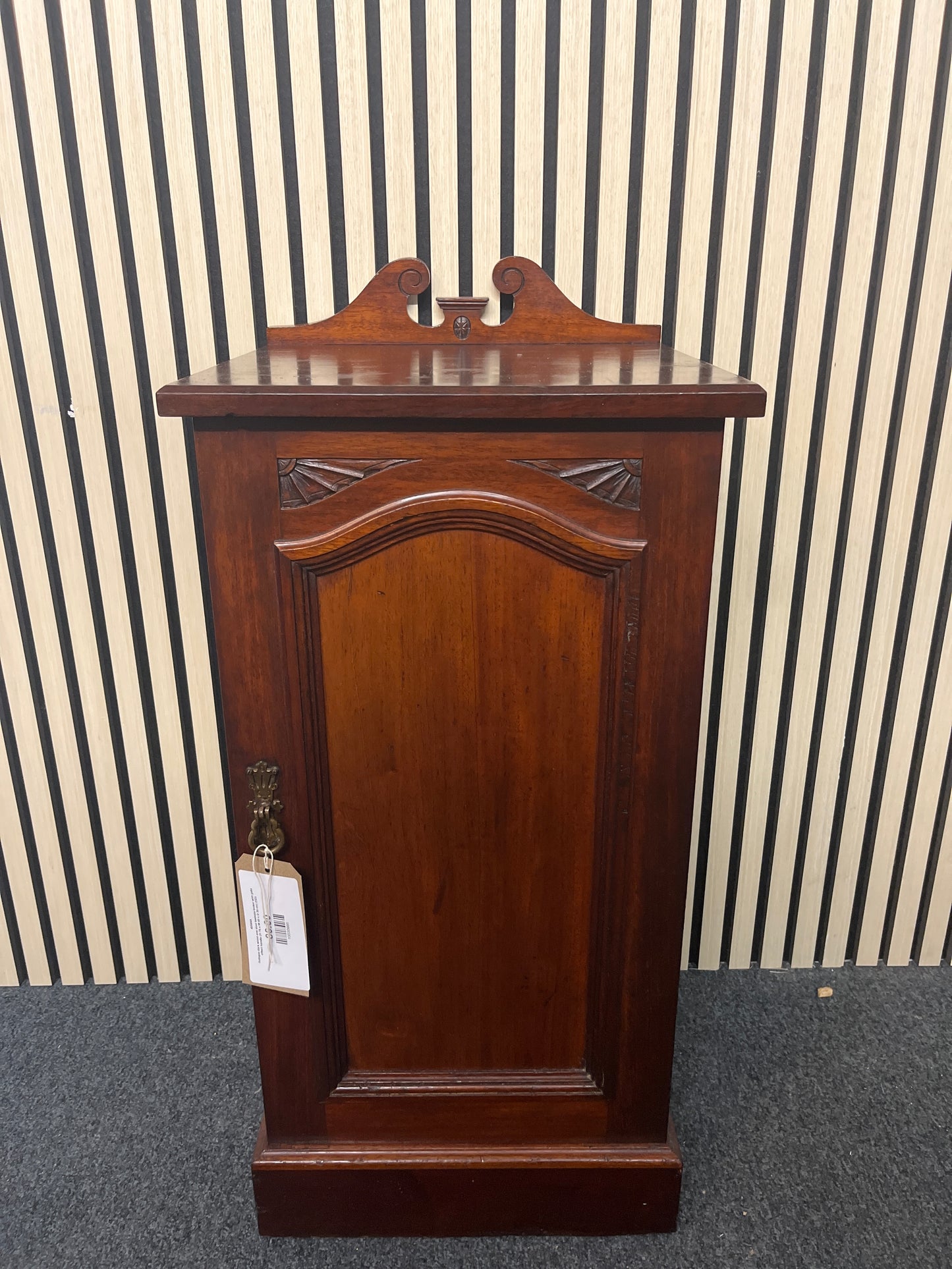 Antique dark wood one door bedside locker with gold effect handle (H 76 x W 40 x D 38 cm) 2325