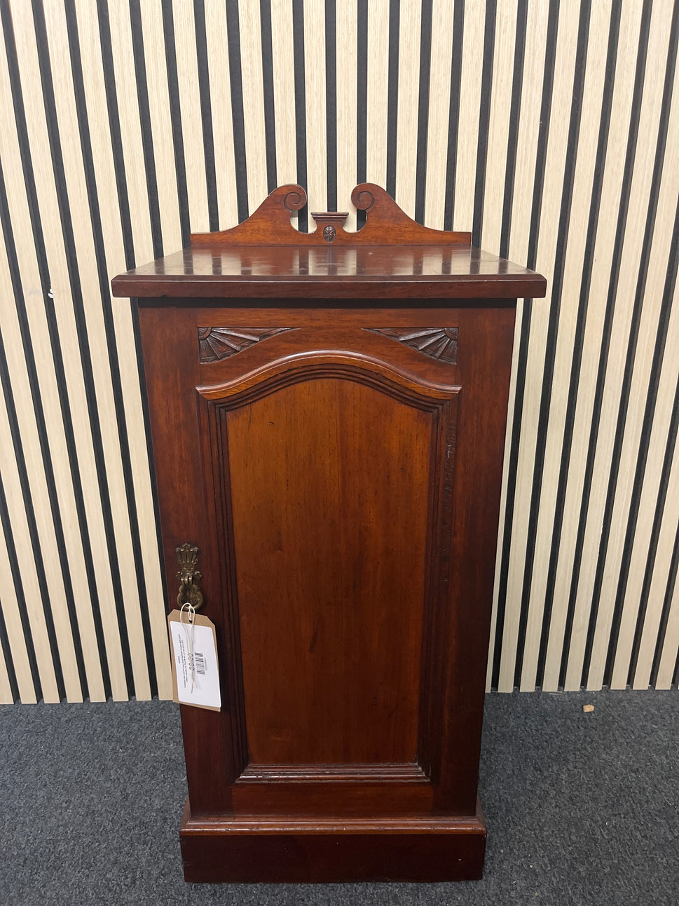 Antique dark wood one door bedside locker with gold effect handle (H 76 x W 40 x D 38 cm) 2325