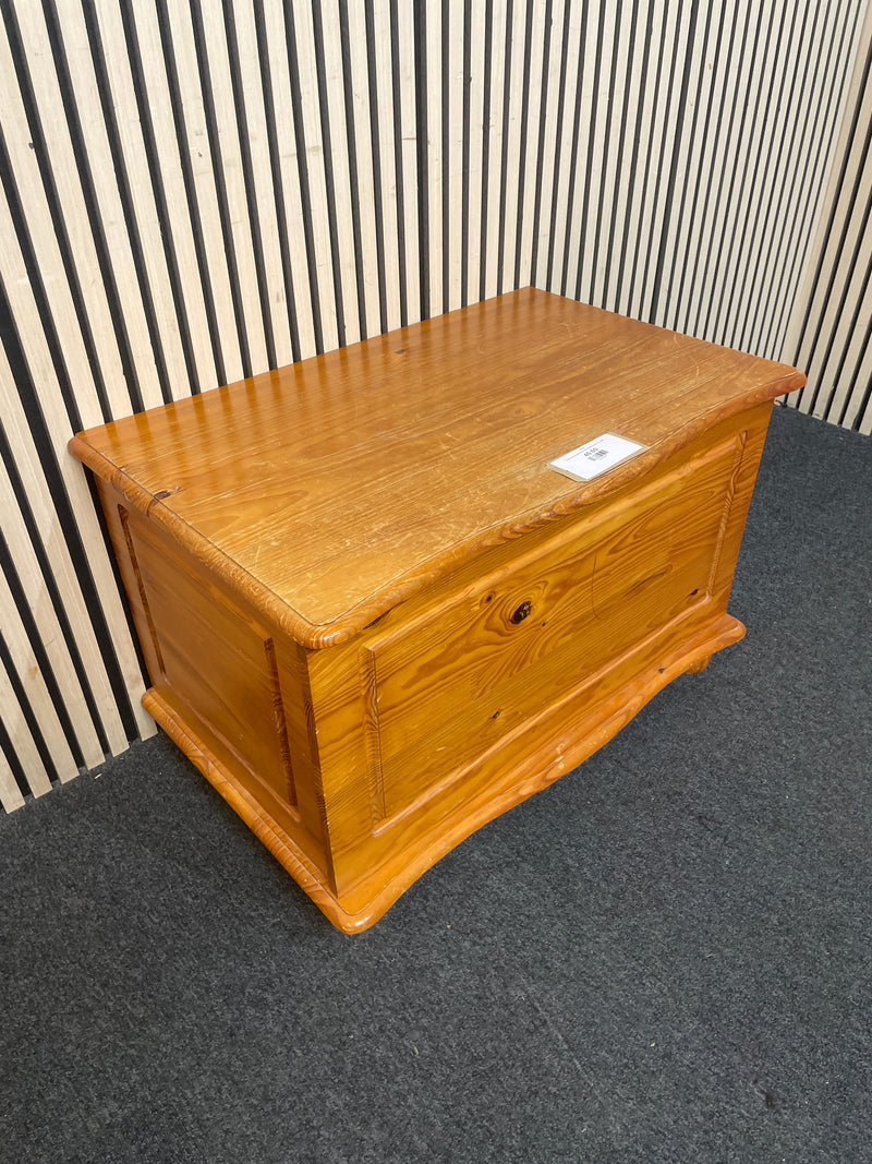 Large pine blanket box (H 52 x W 83 x D 52 cm)  44584
