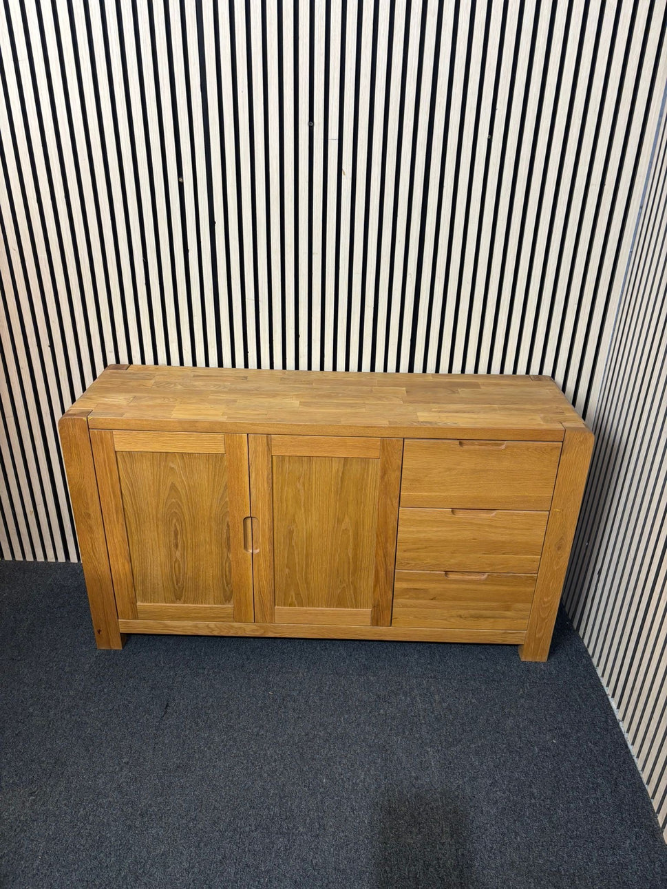 Solid oak 2 door 3 drawer sideboard (H 80 x W 140 x D 40 cm) 2226