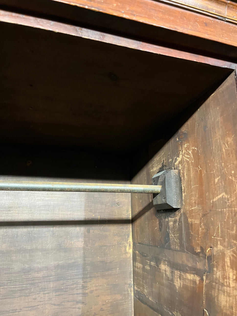 Antique mahogany tall 2 door 1 drawer gentlemans wardrobe with internal drawers and hanging rail (H 200 x W 123 x D 48 cm) 2425