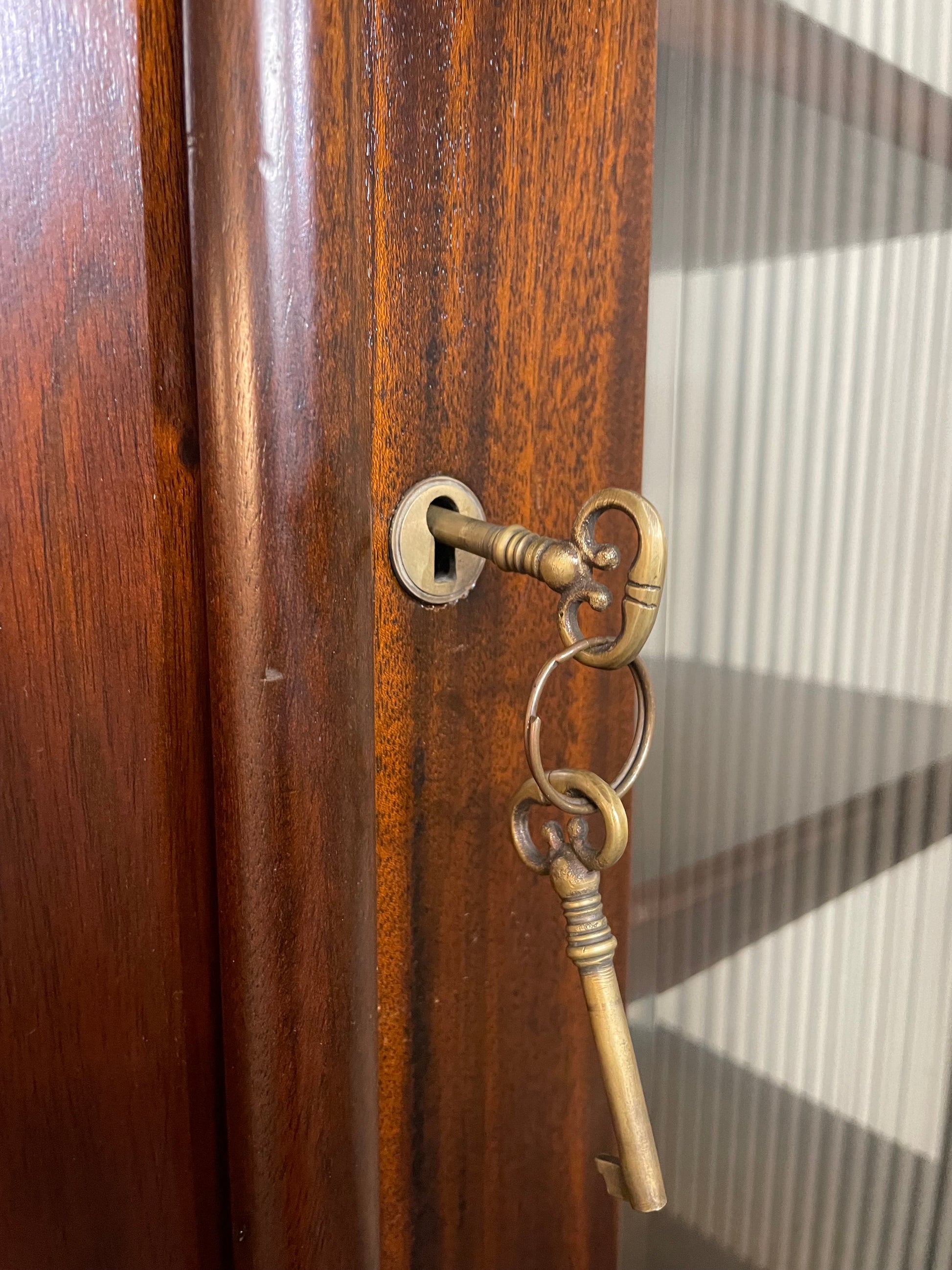 Solid modern mahogany 2 glass door 2 base door display unit with internal shelves (H 230 x W 130 x D 46 cm) 4225