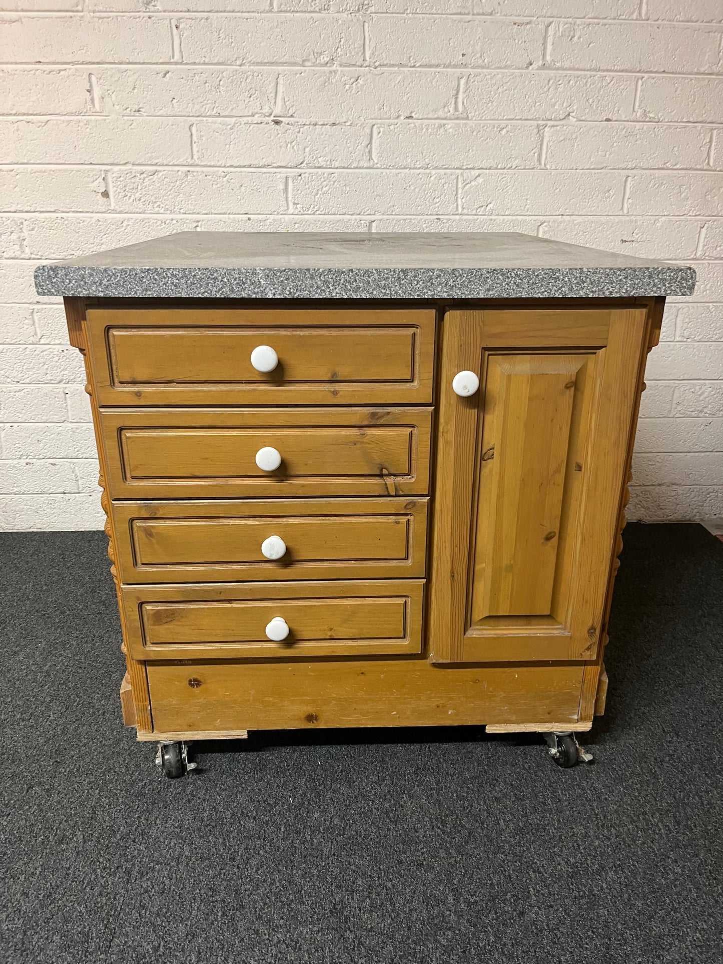 Pine kitchen island on castors with laminate work top and 8 drawers and 2 doors (H 90 x W 100 x D 90 cm) 1325