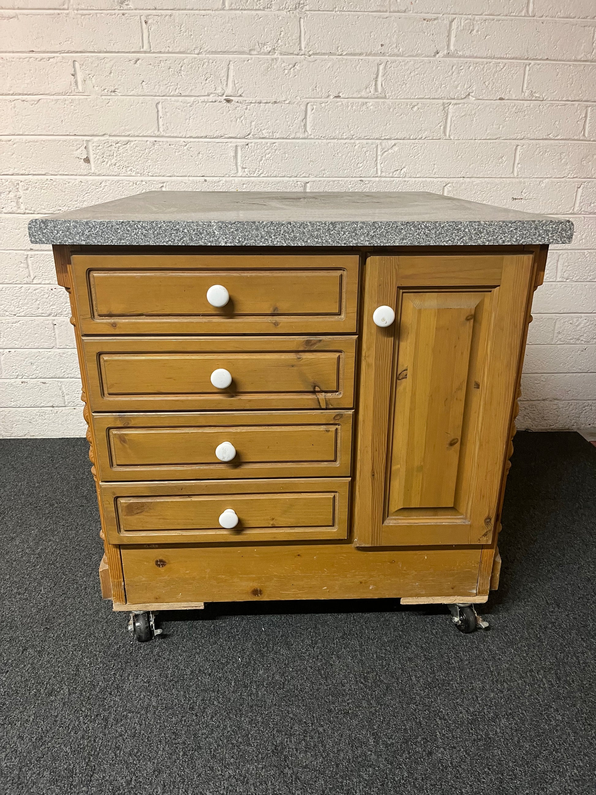 Pine kitchen island on castors with laminate work top and 8 drawers and 2 doors (H 90 x W 100 x D 90 cm) 1325