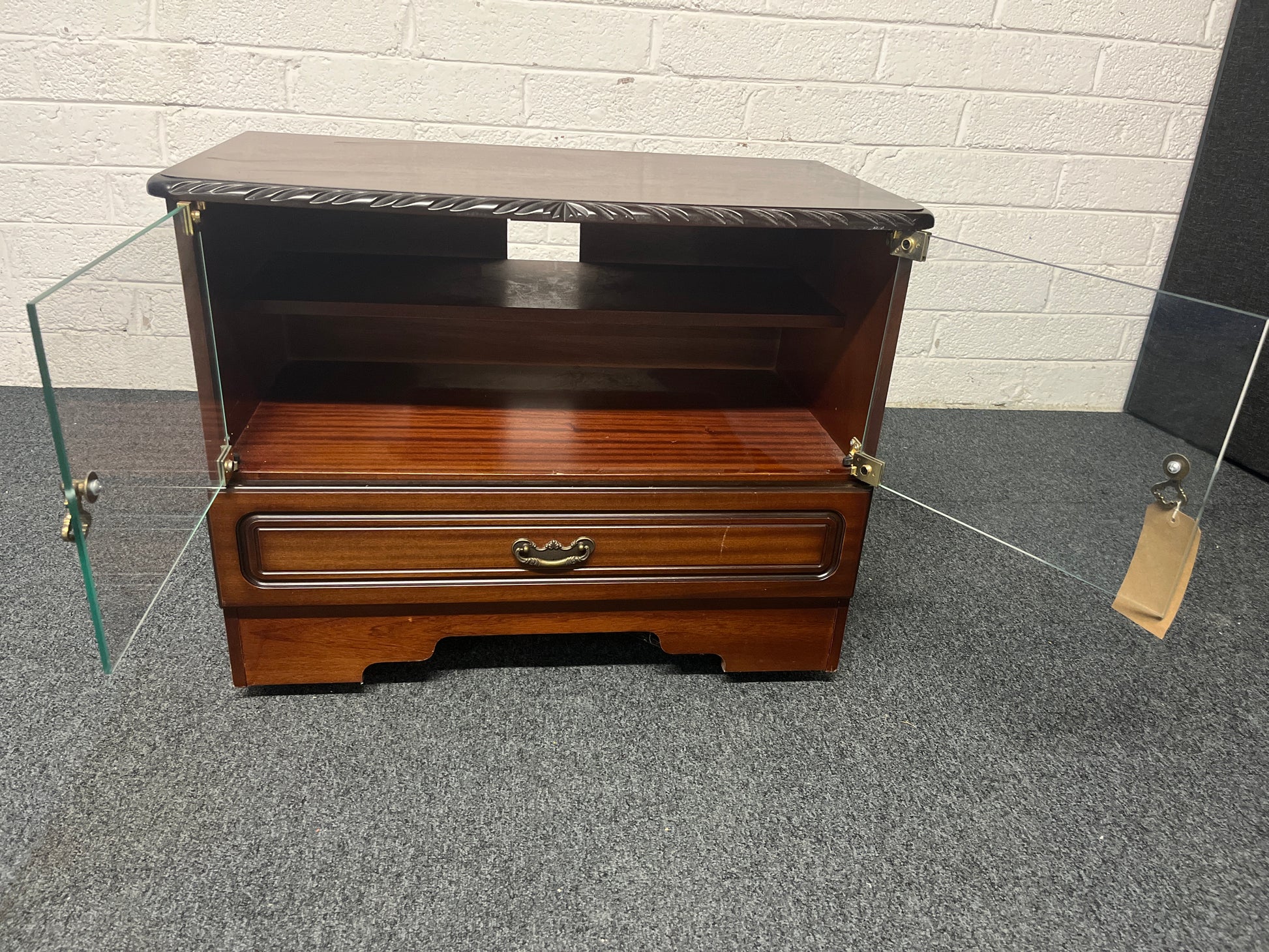 Mahogany tv unit with glass doors and drawer (H 630 x W 800 x D 450 mm) 3125