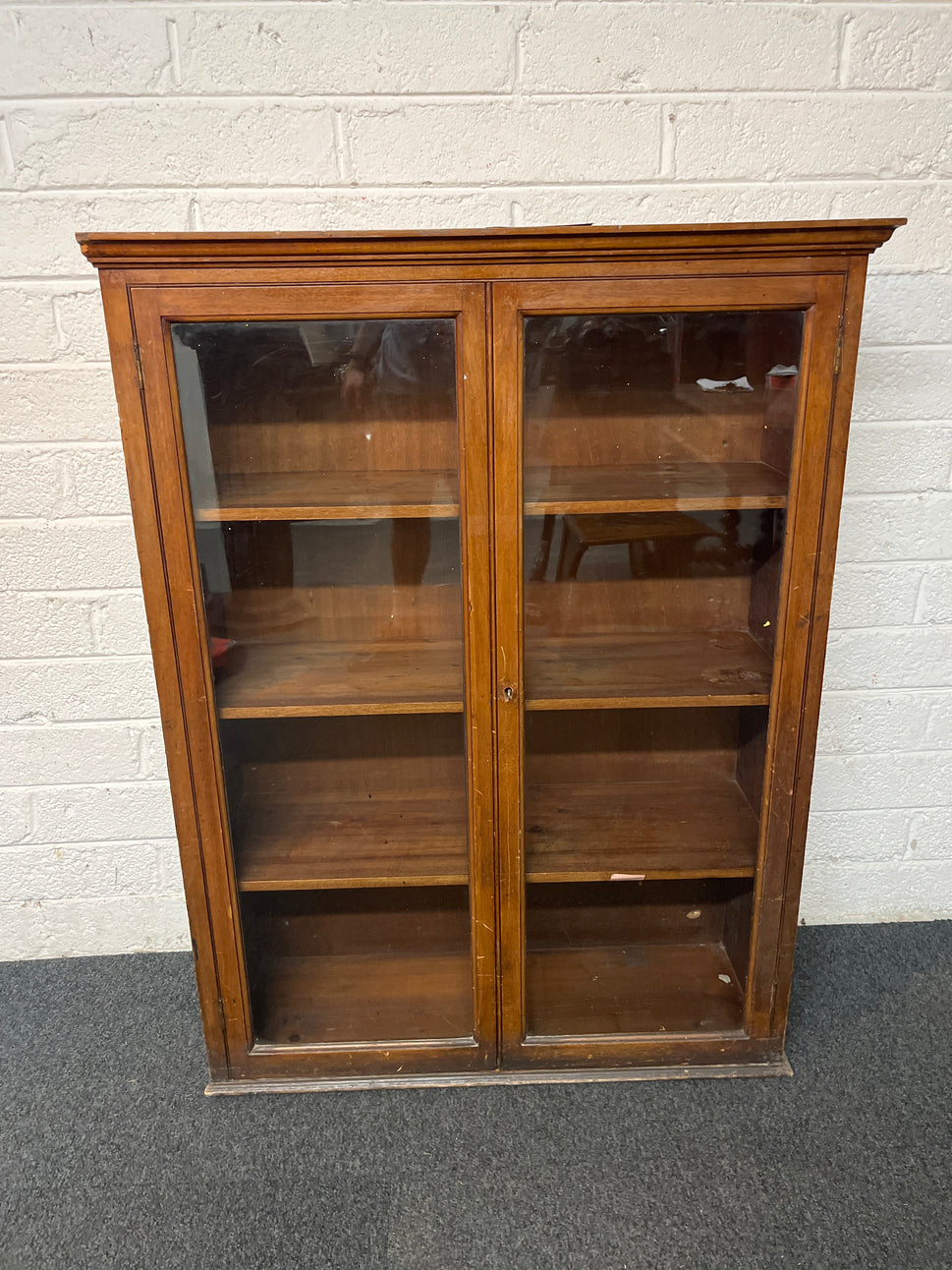 Small oak stained glass display case (H 120 x W 91 x D 32 cm) 1325