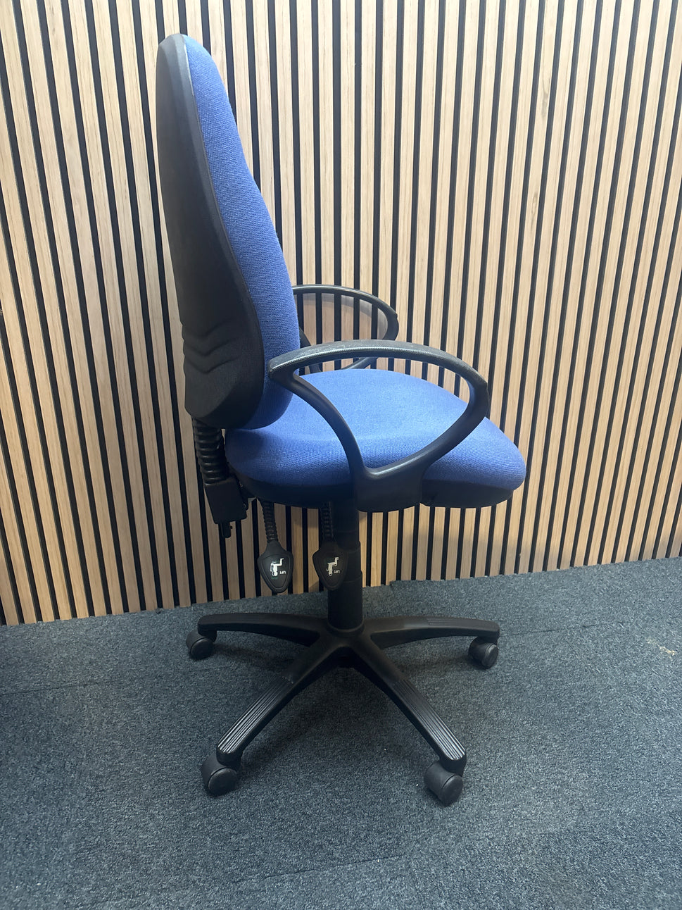 Medium Vantage ortho back mid blue fabric swivel chair with fixed loop arms