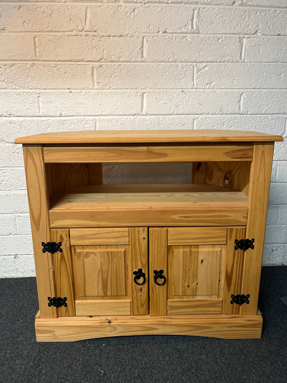 Waxed pine corona 2 door corner TV unit (H 75 x W 85 x D 43 cm) 2225