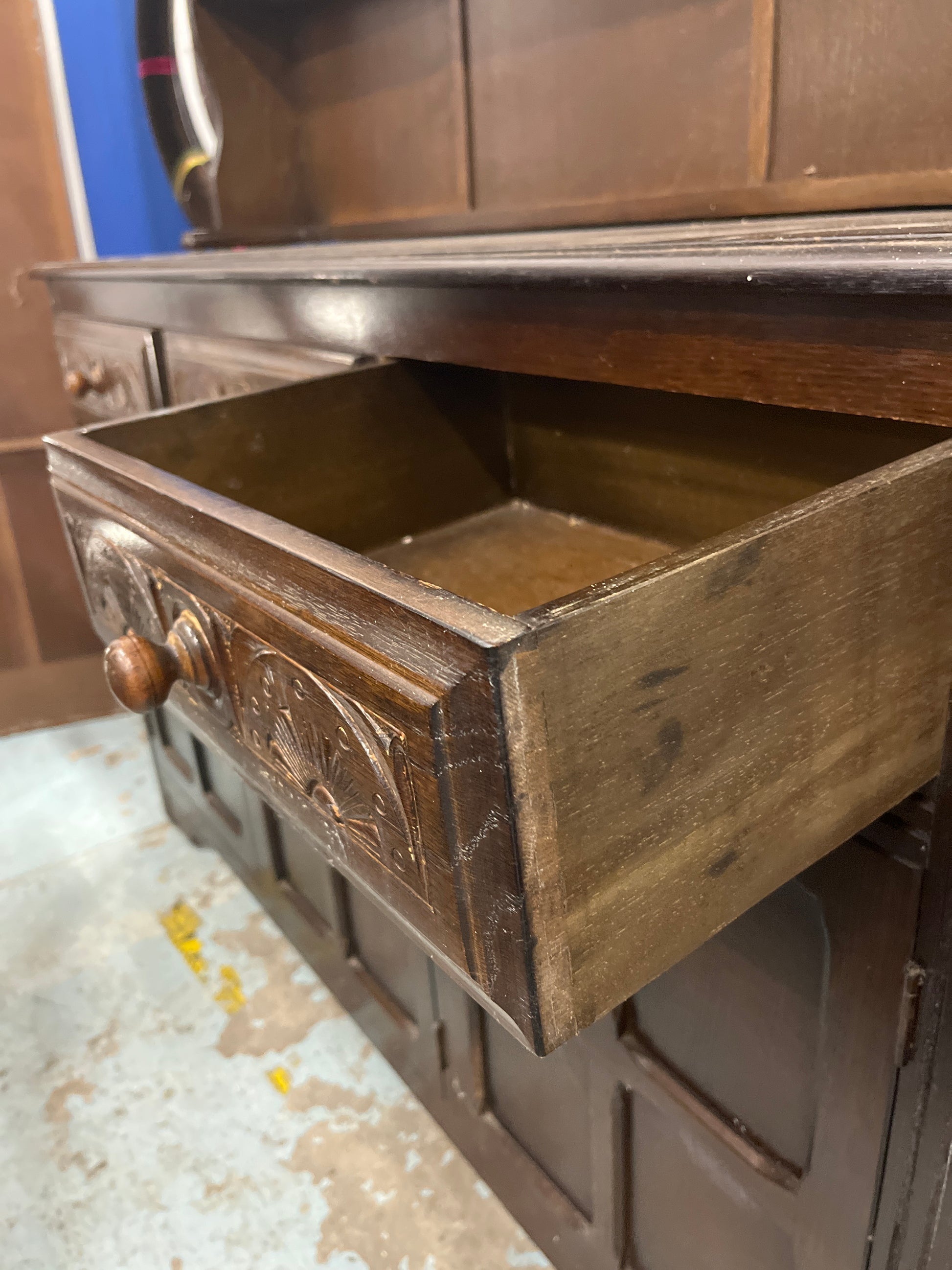 Ornate dark wood kitchen dresser with 3 doors and 3 drawers (H 65 x W 190 x D 52 cm) 1325