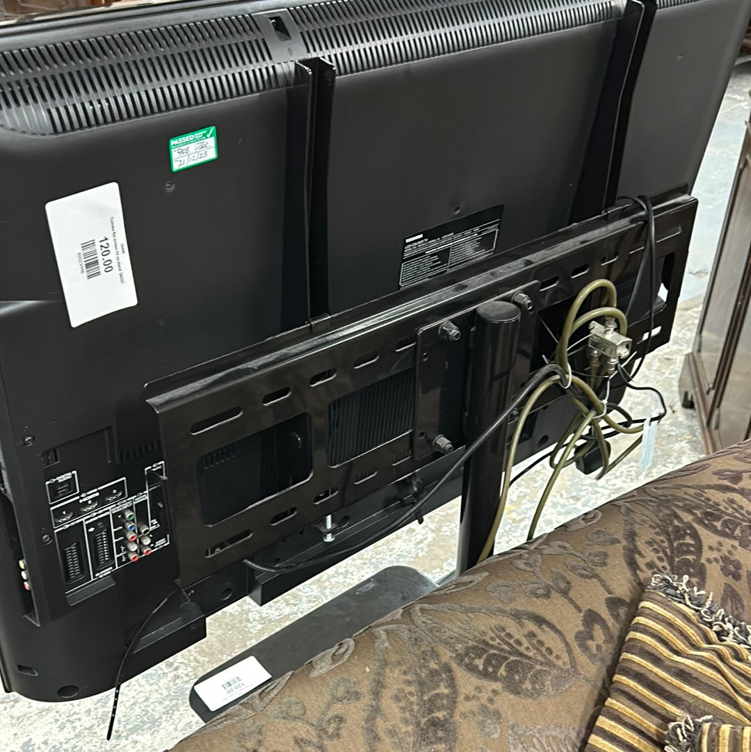 Toshiba flat screen TV on stand  Q4223