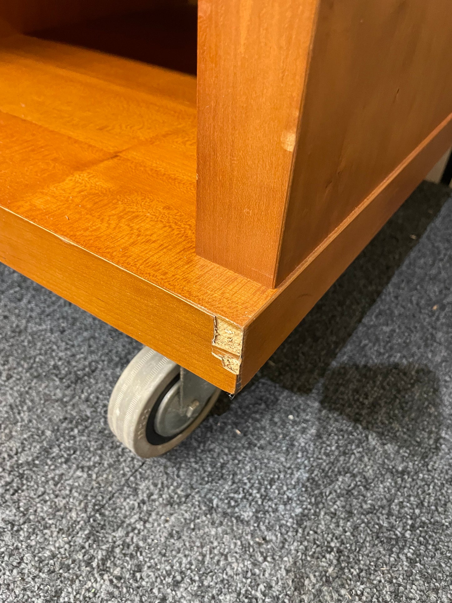 Cherry veneer low rectangular TV unit on castors (H 57 x W 122 x D 48 cm) 4225