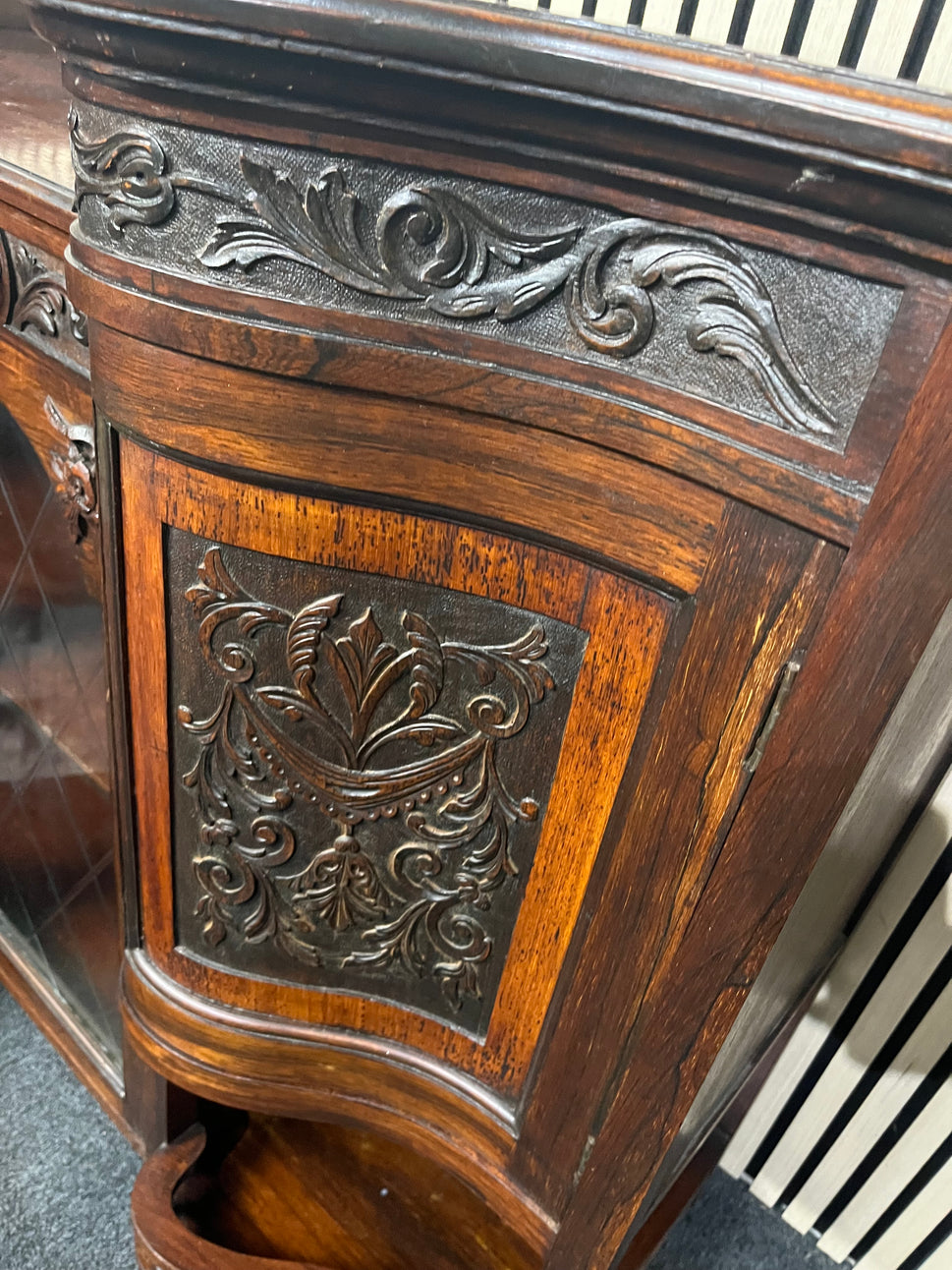 Ornate 2 glass door dark mahogany stained bow fronted sideboard (H 100 x W 155 x D 50 cm) 3325