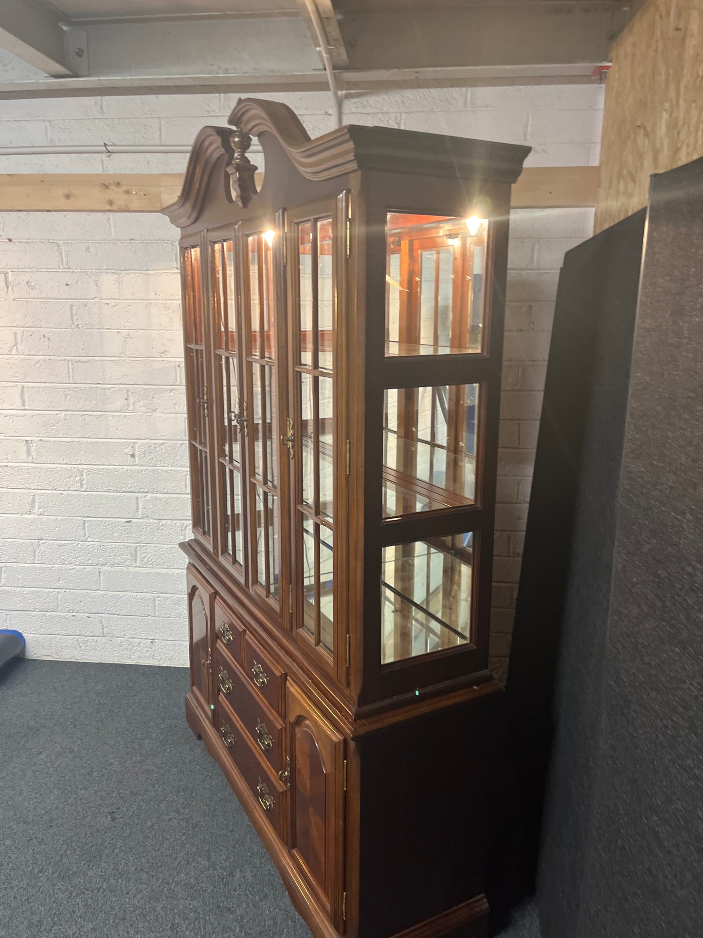 Large ornate mahogany display case with 4 glass doors, 3 base drawers and 3 base doors with mirrored back (H 214 x 138 x D 42 cm) 2225