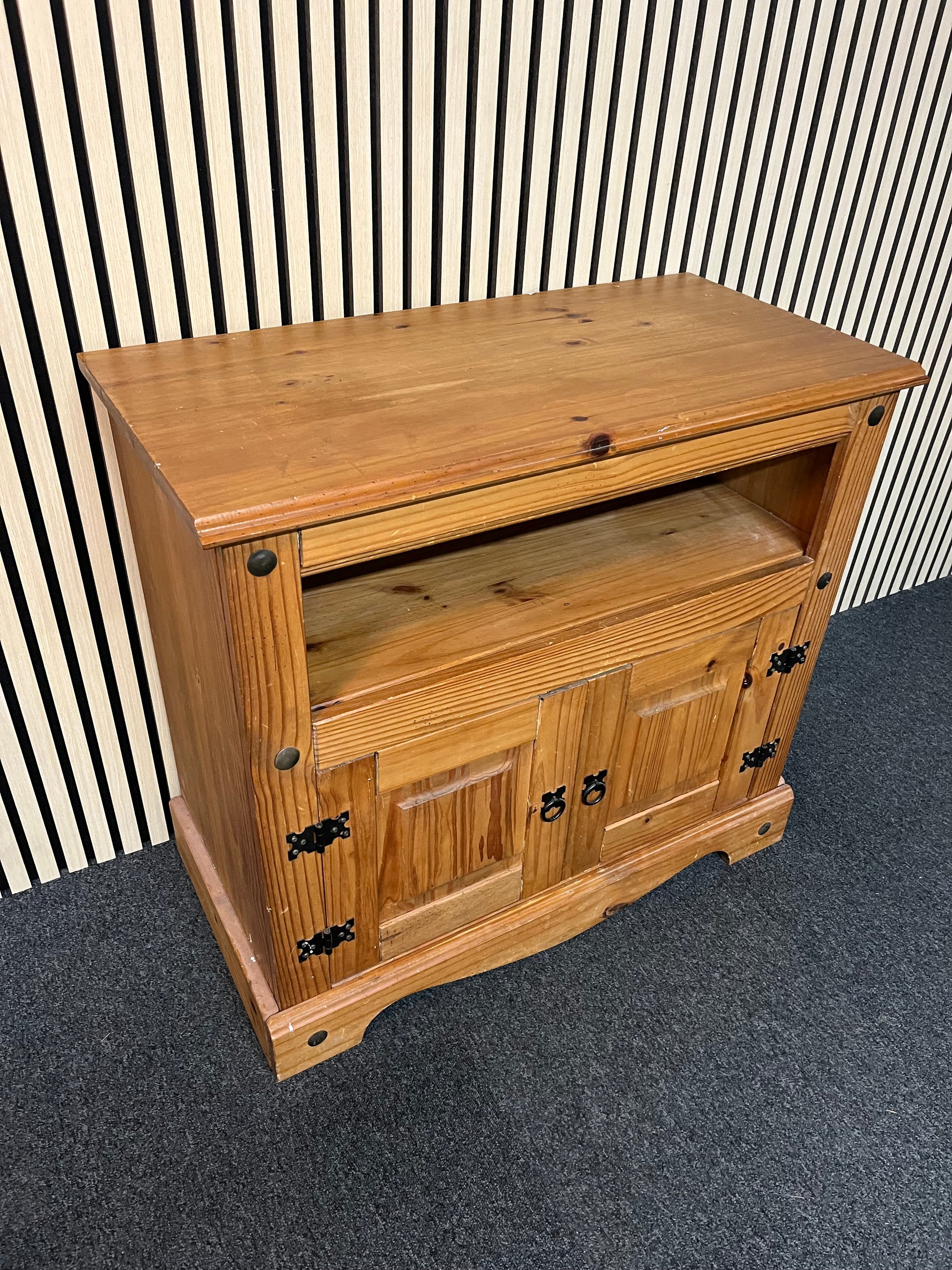 Mexican pine low 2 door TV unit 1325